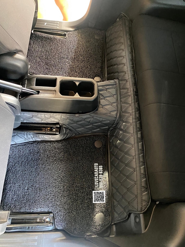 พรมปูพื้นรถยนต์ 7D Suzuki Jimmy 2024 สีดำด้ายดำ + ไวนิลดำ