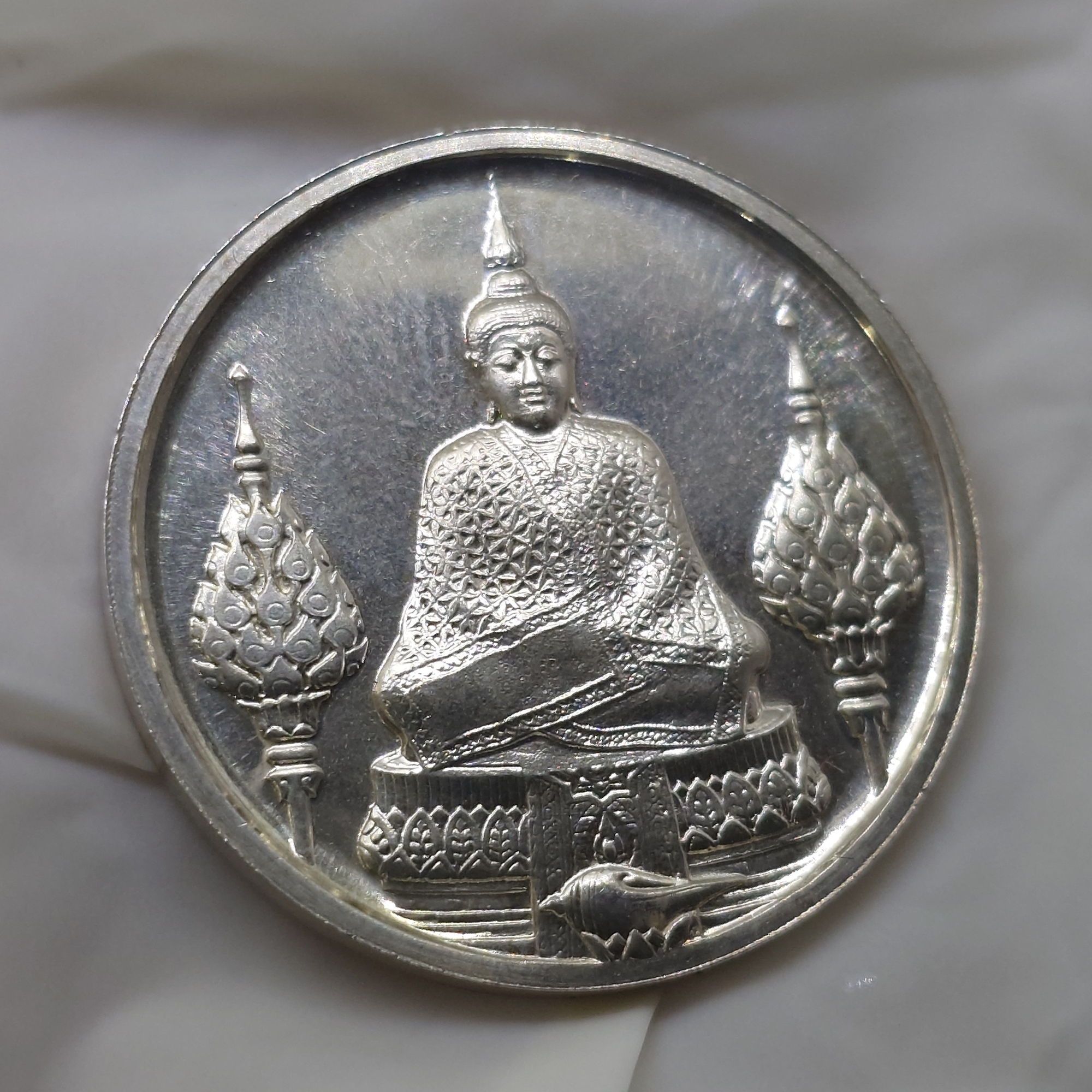 เหรียญพระแก้วมรกต ภปร รุ่นแรก ชุด 3 ฤดู เนื้อเงิน ฉลองกรุงรัตนโกสินทร์ 200 ปี พ.ศ.2525 พร้อมกล่องเดิมๆ