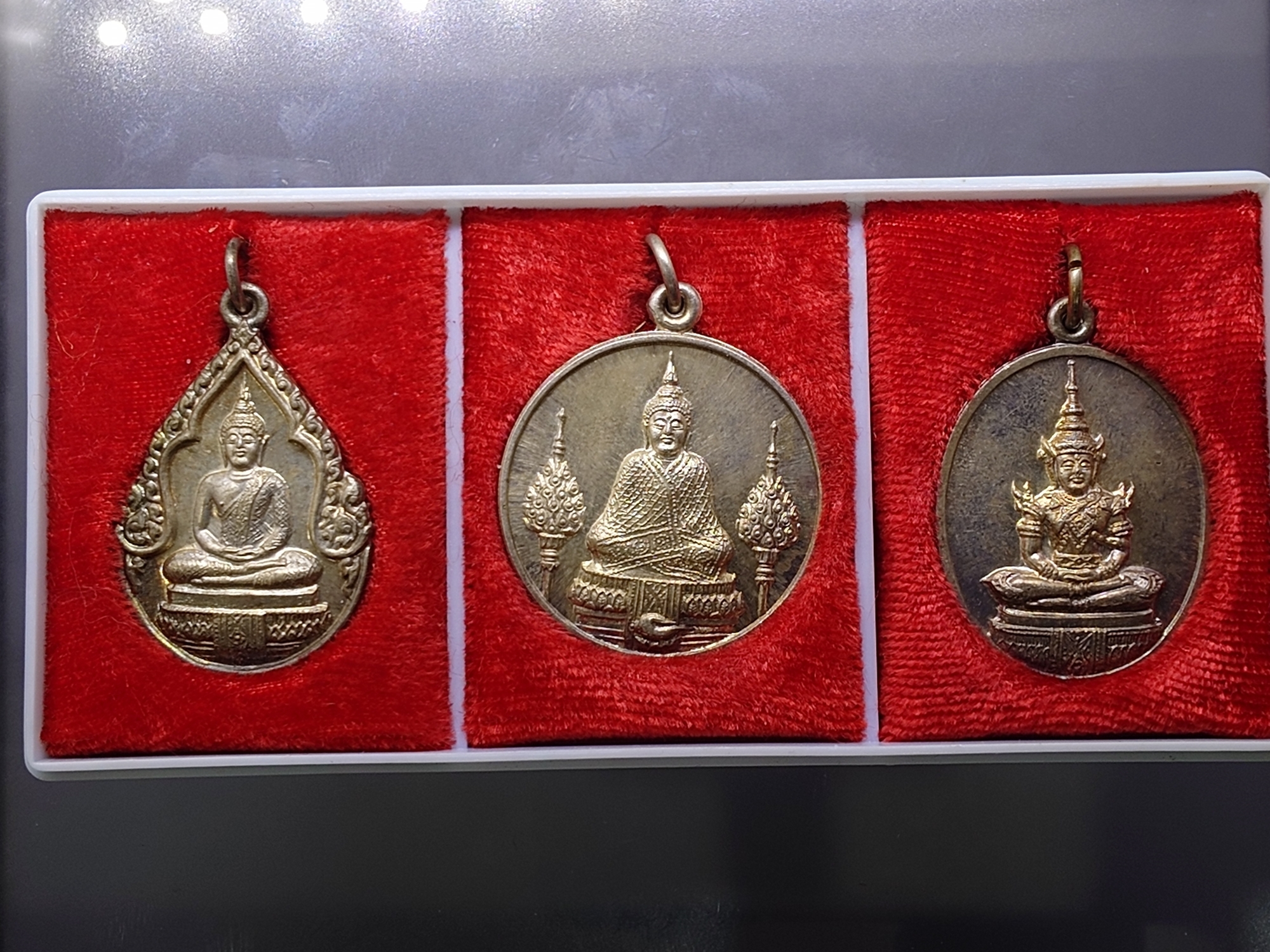 เหรียญพระแก้วมรกต หลังรัชกาลที่ 1 ชุด 3 ฤดู พิมพ์ใหญ่ เนื้อเงิน ฉลองกรุงรัตนโกสินทร์ 200 ปี วัดพระเชตุพน พ.ศ.2525 พร้อมกล่องเดิม