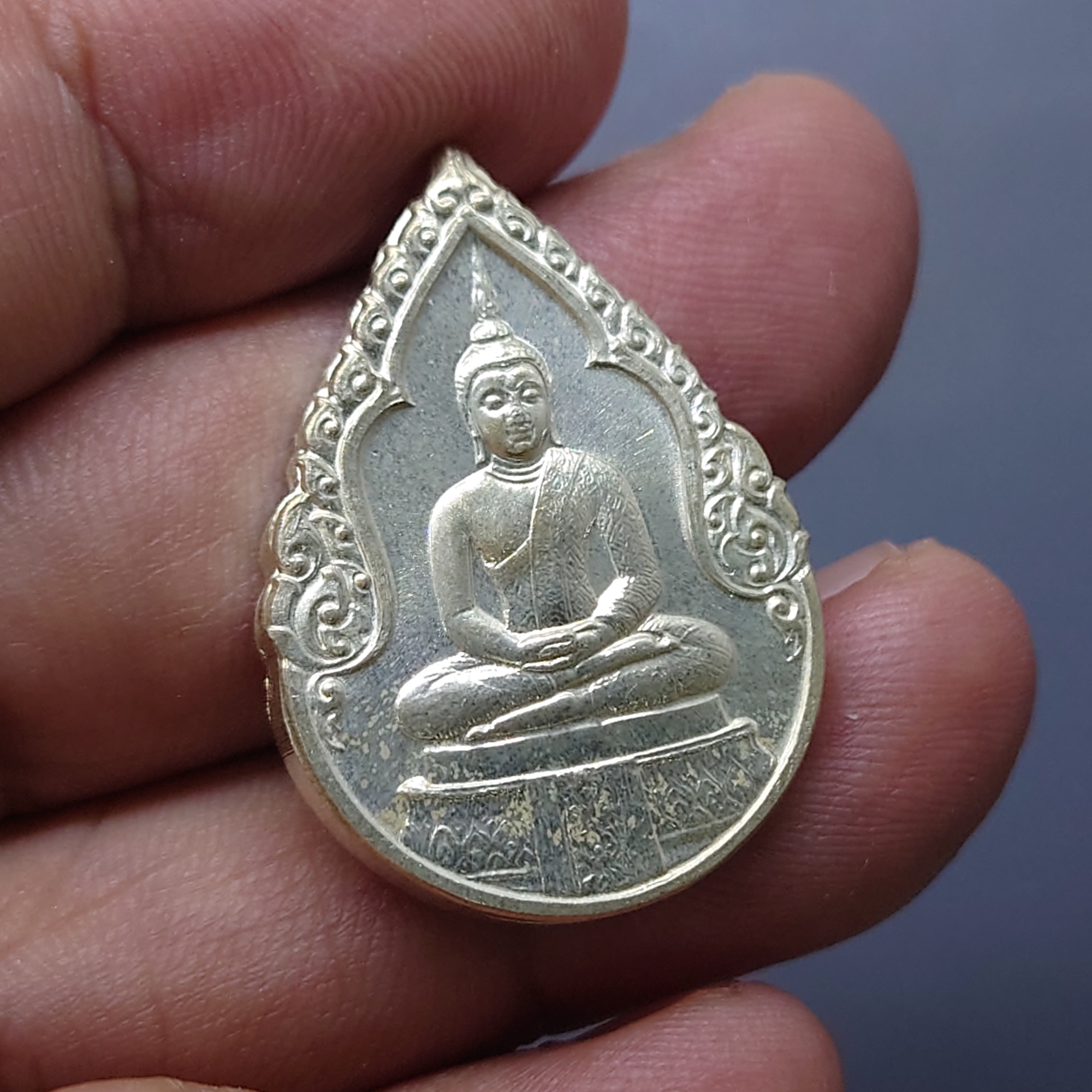 เหรียญพระแก้วมรกต ภปร รุ่นสอง ชุด 3 ฤดู เนื้อเงิน ฉลองกรุงรัตนโกสินทร์ 200 ปี พ.ศ.2525 พร้อมกล่องเดิม