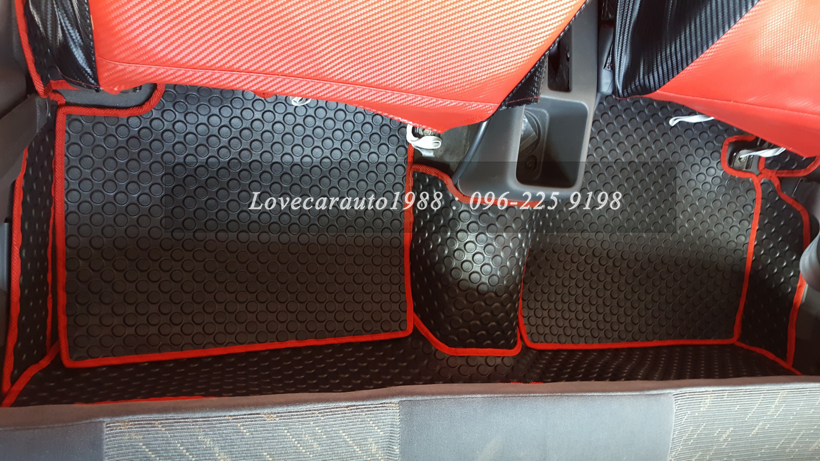 ยางปูรถยนต์ NISSAN NV กระดุมดำขอบแดง