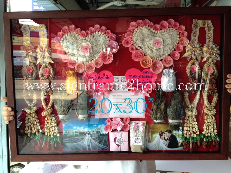 มีกรอบทรงลึก ไม้เรียบโมเดล สีลายไม้ ปูกำมะหยีสีแดง