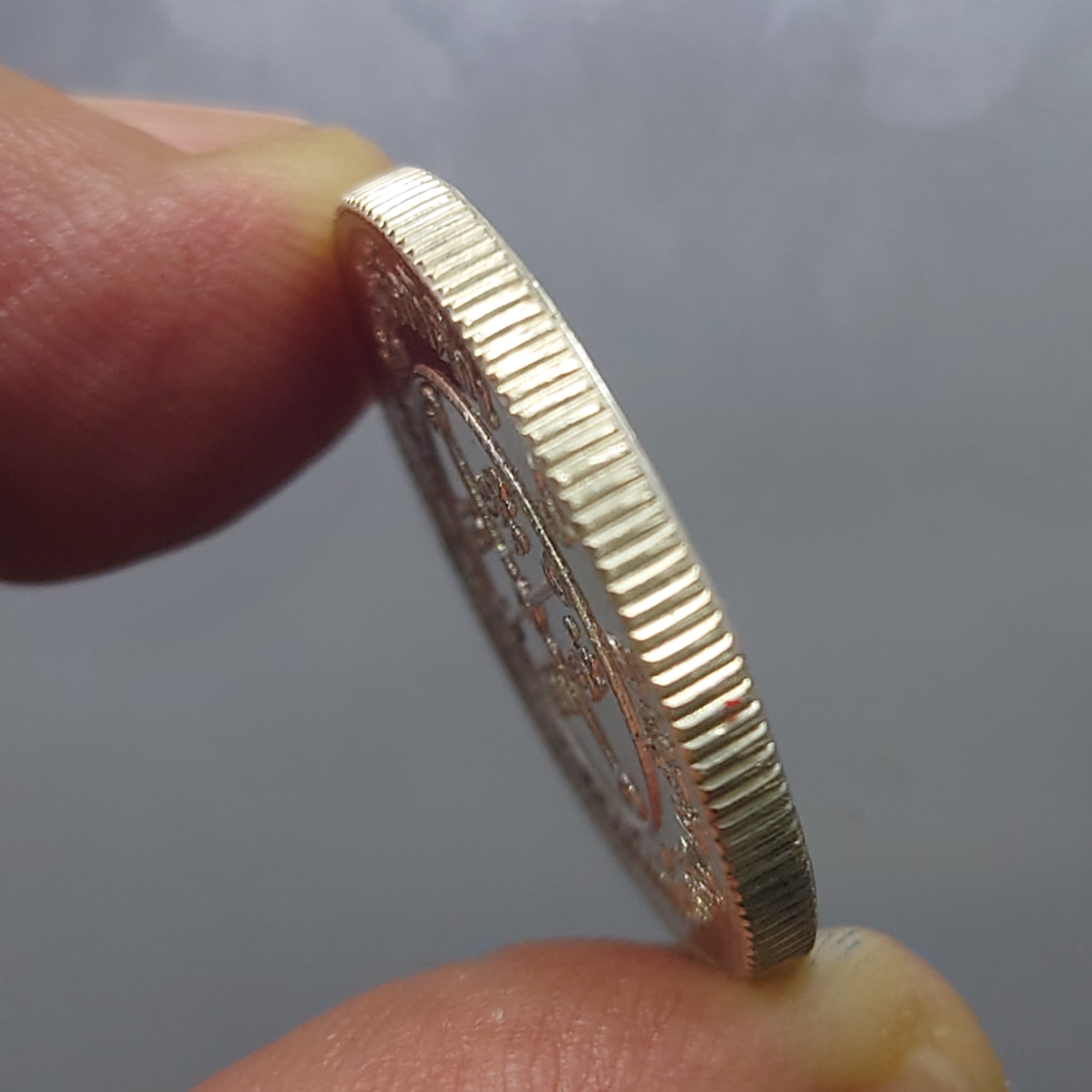 เหรียญของขวัญวัดปากน้ำ เนื้อเงิน รุ่นซื้อที่ดินถวายวัดปากน้ำ (พิมพ์มหาปฐพี) พ.ศ.2534 พร้อมกล่องเดิม