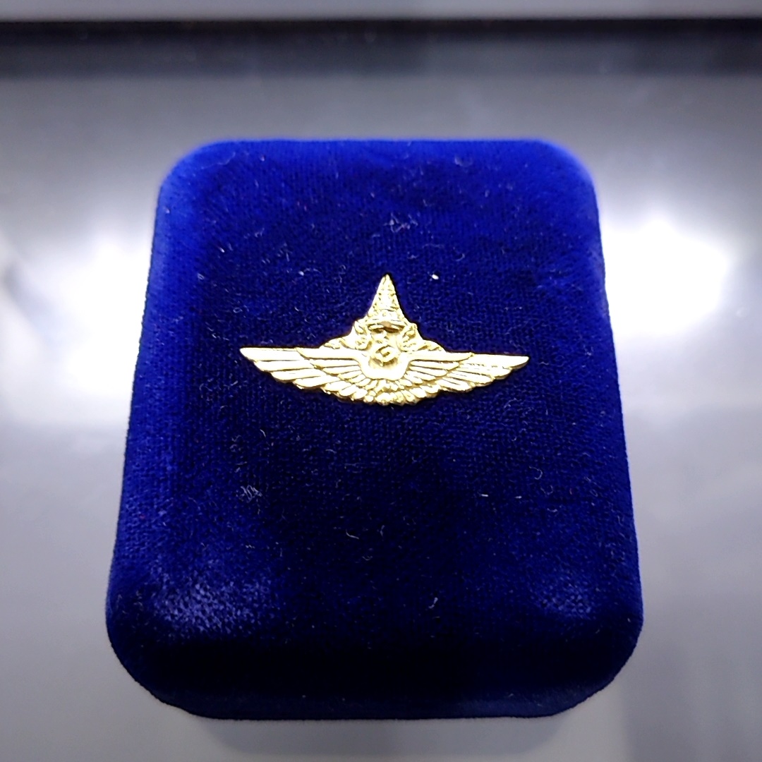 เหรียญพระมหาธาตุเจดีย์ ในหลวง-ราชินี เนื้อทองคำ ที่ระลึกมหามงคล 60 พรรษา ร9 (กองทัพอากาศสร้าง) พ.ศ.2530 พร้อมกล่องเดิม