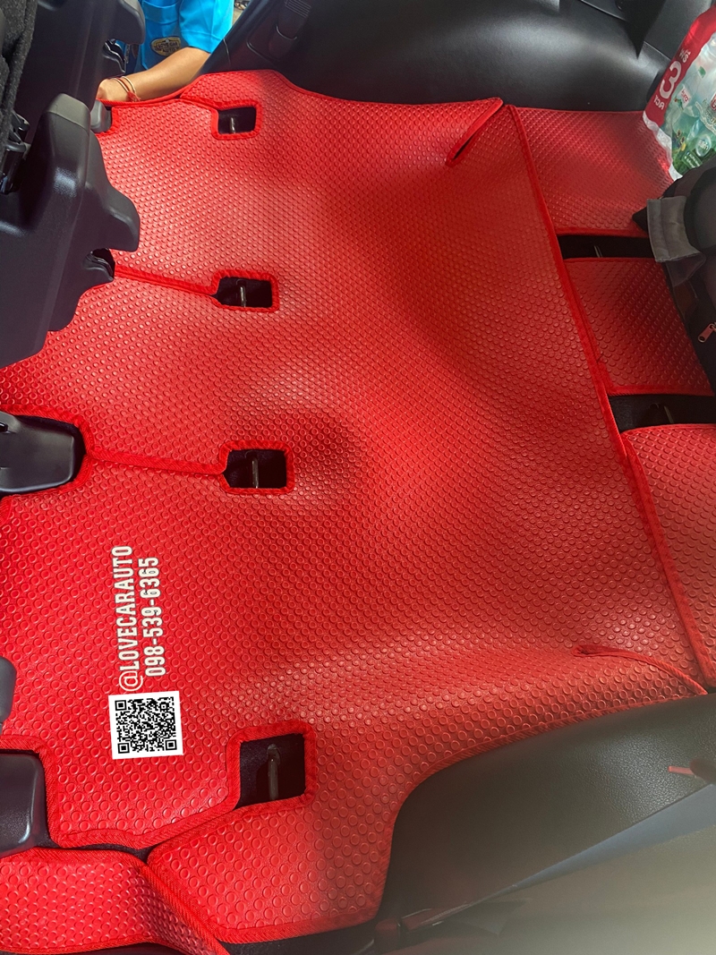 พรมปูพื้นรถยนต์ ผ้ายางPvcกระดุม Toyota Fortuner 2023 กระดุมสีแดง