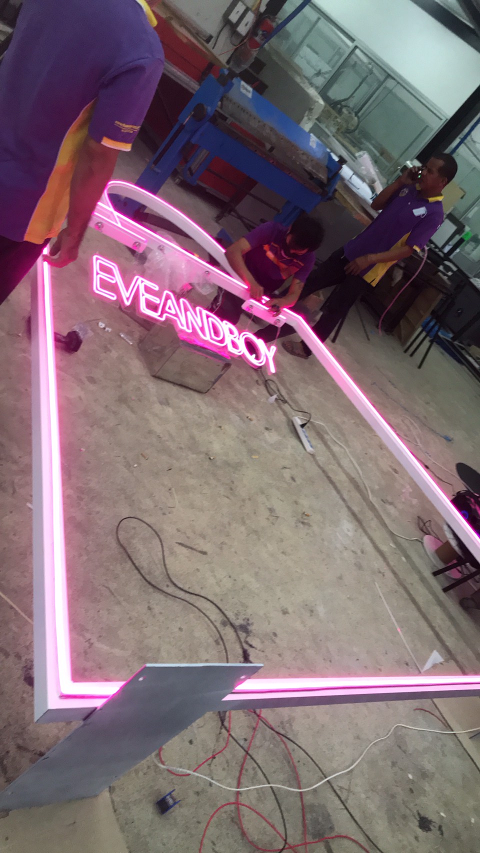 ป้ายไฟนีออนเฟล็กซ์สีชมพูแอลอีดีพร้อมขาตั้ง งานEVEANDBOY