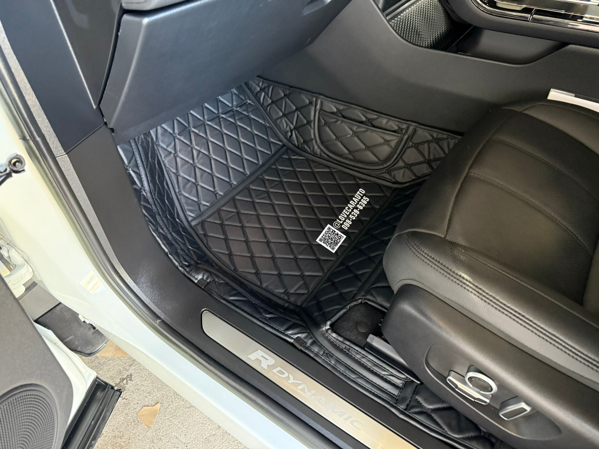 พรมปูพื้นรถยนต์ 6D Land Range Rover Evoque P300e สีดำด้ายดำ