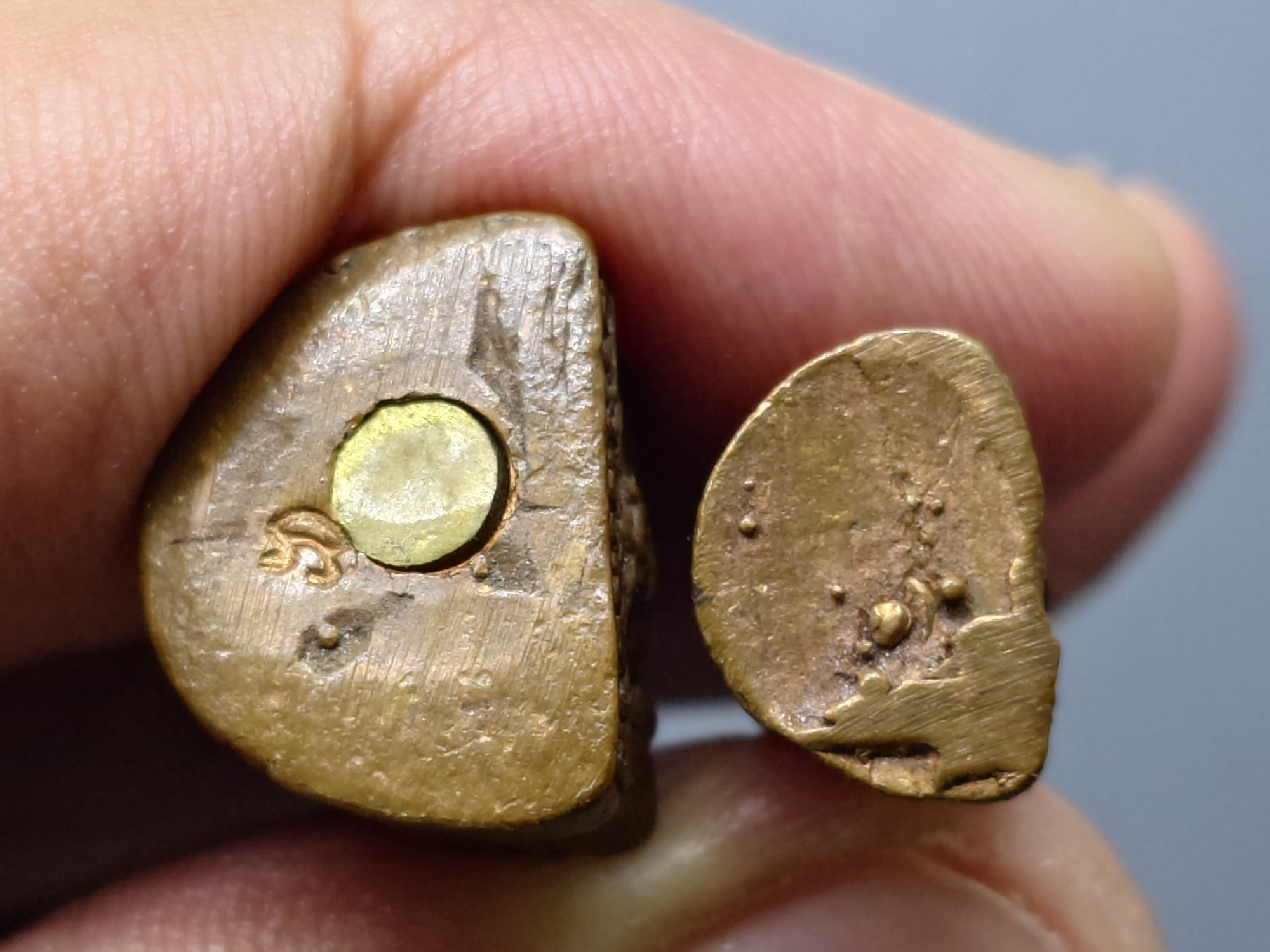 พระกริ่งไพรีพินาศ พระชัยวัฒน์ ไพรีพินาศ ญสส. เนื้อทองแดง รุ่นเจริญสุข วัดบวรนิเวศวิหาร ปี2542 พร้อมกล่องไม้เดิมๆ