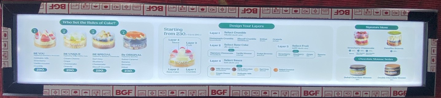 ป้ายในภาพเป็นป้ายไฟเมนู Slim Lightbox ของร้าน Layers Cake in Jar