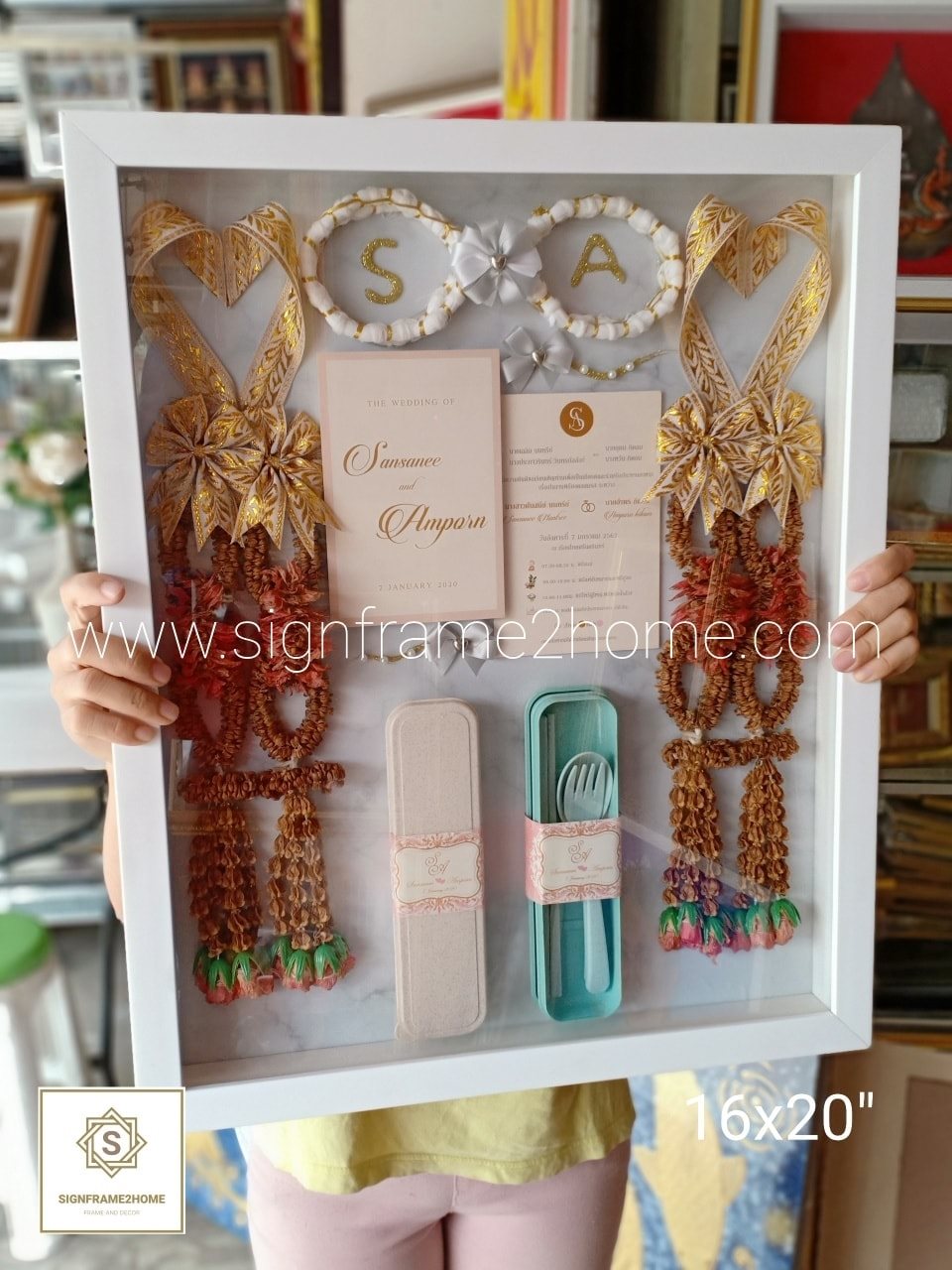 กรอบใส่พวงมาลัยงานแต่ง ชนาด 16x20"นิ้ว ไม้ขาวโมเดินเรียบ ปูพื้นลายหินอ่อน