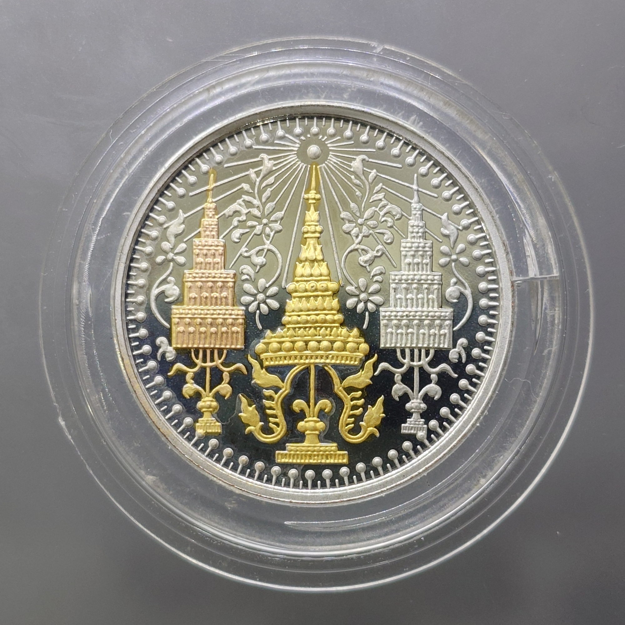 เหรียญพระแก้วมรกต ทรงเครื่อง 3 ฤดู พระจอมเกล้าพระนครเหนือ ปี 2538 เนื้อสามกษัตริย์ ขนาด 3.2 ซม.