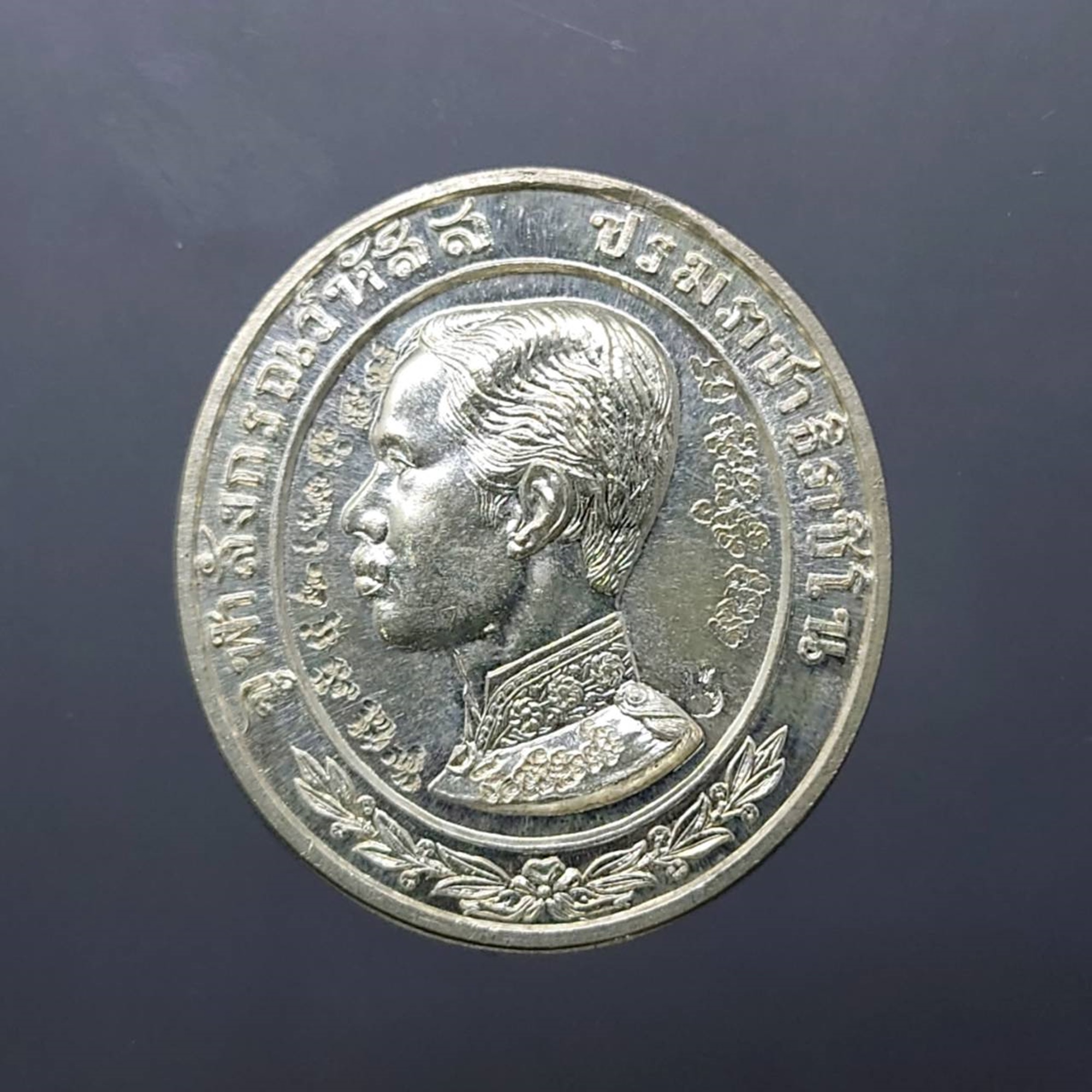 เหรียญรัชกาลที่5 ทรงยินดี เนื้อเงิน ที่ระลึกสร้างโรงพยาบาลพานทอง ปี2535 พร้อมตลับเดิม