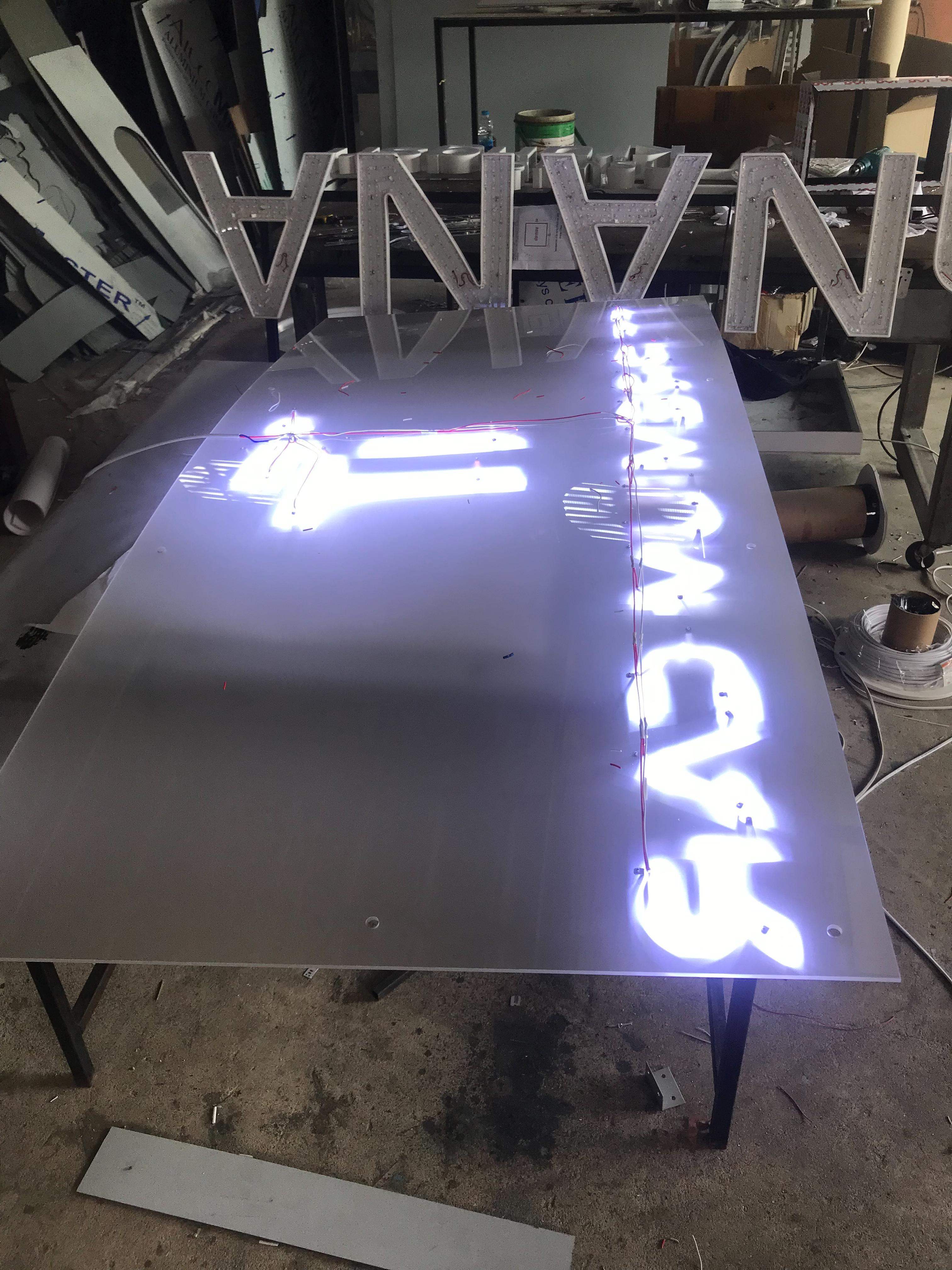 งานป้ายไฟอักษรโลหะ ป้ายไฟร้านรถ ป้ายไฟอักษรโลหะไฟออกหลัง งานป้ายTT PREMIUM CAR