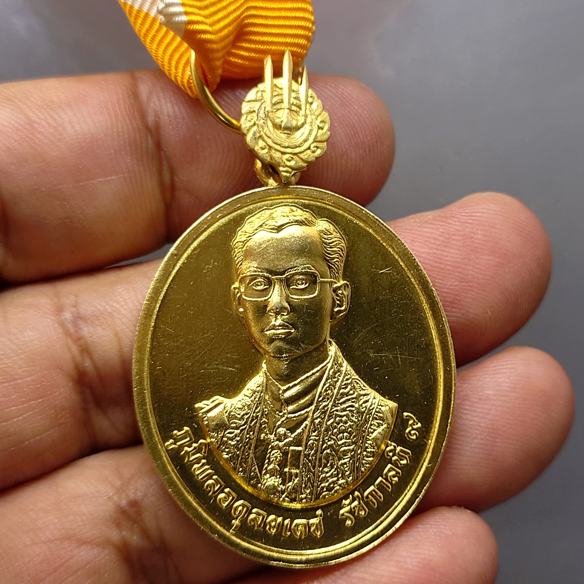 เหรียญที่ระลึกประดับแพรแถบ เนื้อเงินกาไหล่ทอง พระราชพิธีเฉลิมพระชนมพรรษา 60 พรรษา รัชกาลที่ 9 พ.ศ.2530 รุ่นนิยม สภาพสวย