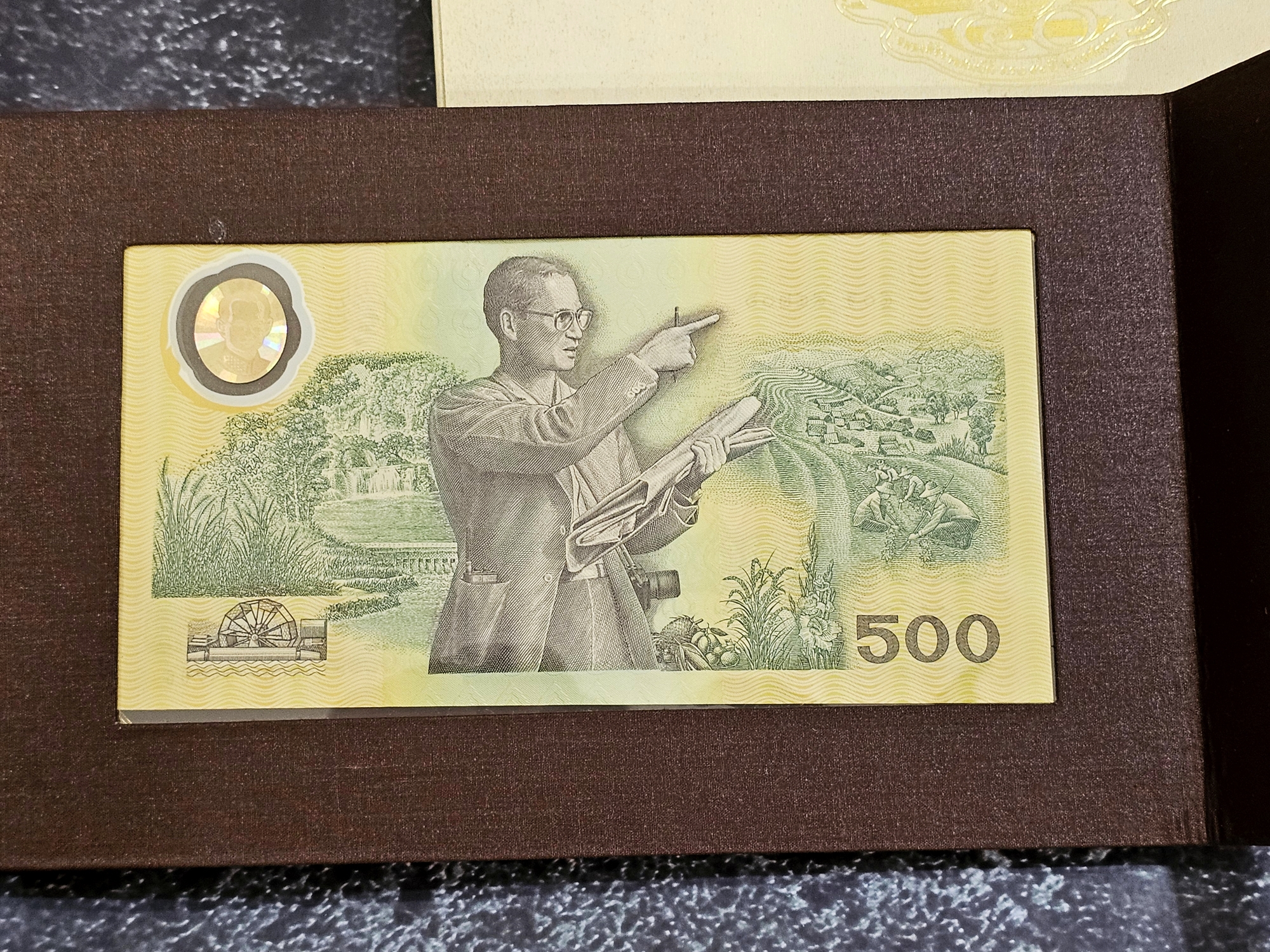 ธนบัตรที่ระลึก 500 บาทแบบพิเศษ พระบาทสมเด็จพระเจ้าอยู่หัวรัชกาลที่ 9 ฉลองสิริราชสมบัติครบ 50 ปี พร้อมปกผ้าไหม หนังสือและกล่อง (ไม่มีซองขาวและหนังสือ)