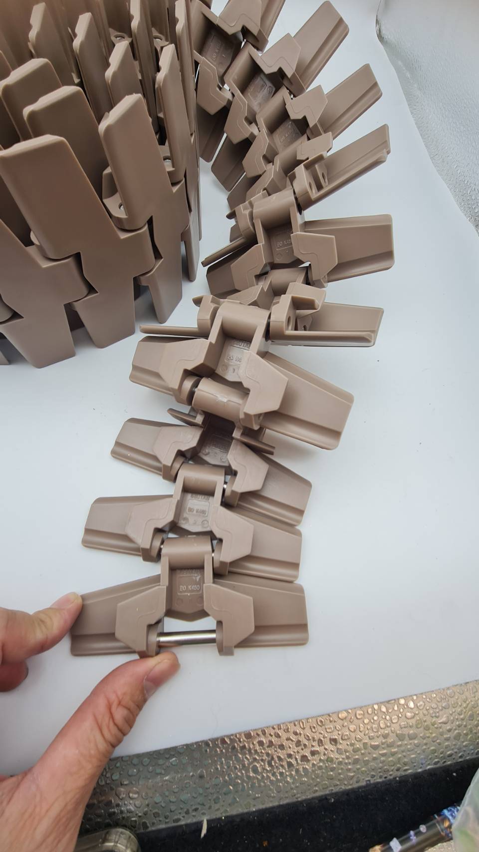 880-K450 BO TAB curve top chain ความกว้าง 114 มิลลิเมตร สายพานลำเลียงทางโค้ง แคบ R300มิลลิเมตร