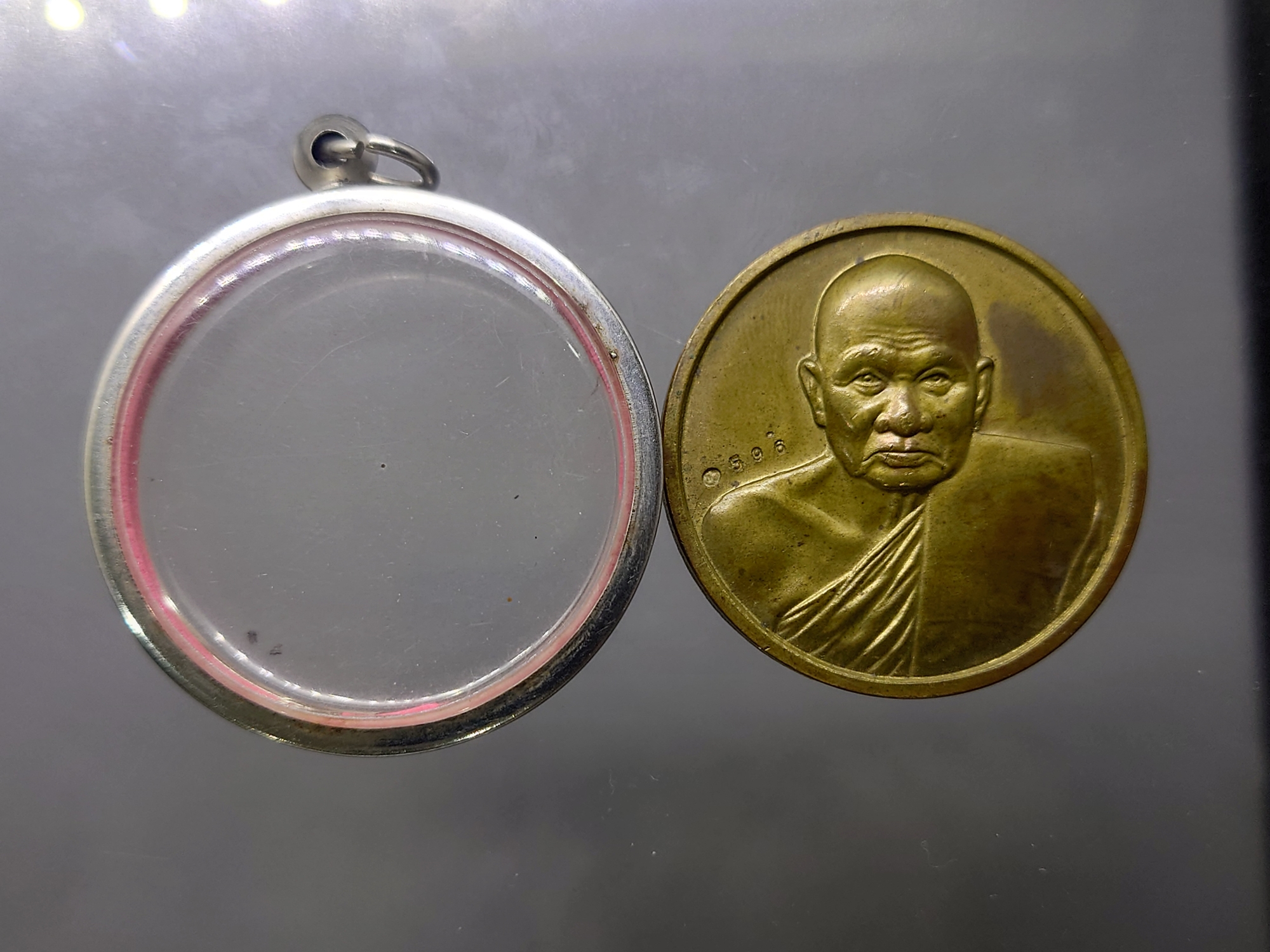 เหรียญบาตรน้ำมนต์ หลวงปู่ทิม วัดพระขาว ปี2538 เนื้อทองฝาบาตร ขนาด 4 ซม.