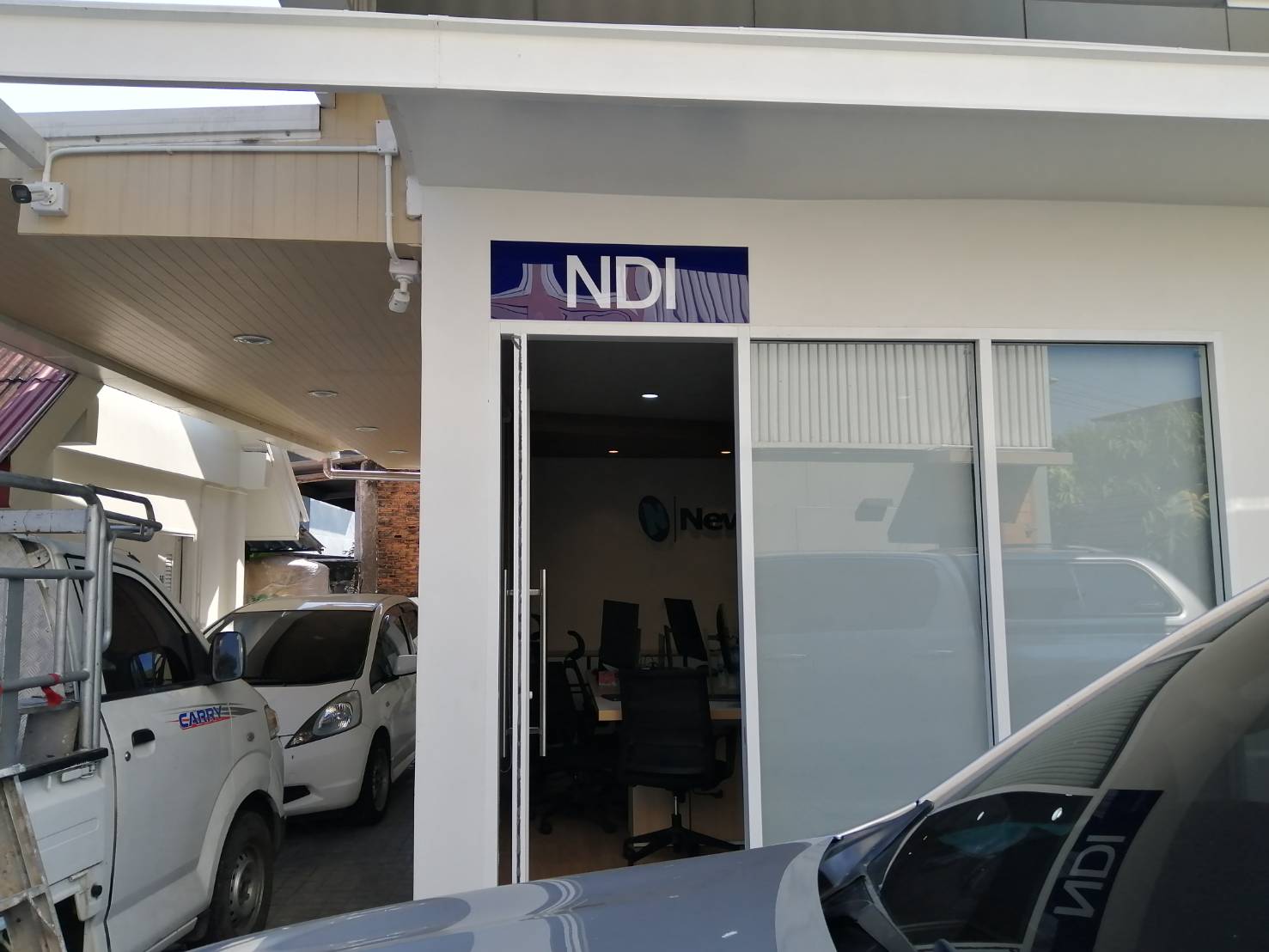 ป้ายชื่อหน้าห้อง งานอะคริลิคน้ำเงินติดสติกเกอร์สีขาว งานNDI