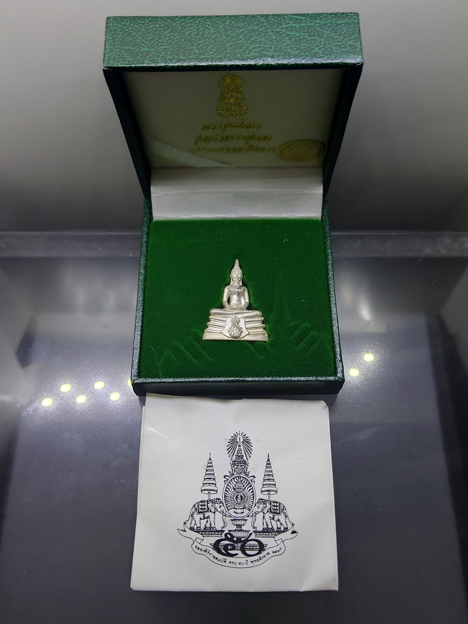 พระพุทธโสธร ภปร เนื้อเงิน พิมพ์ใหญ่ รุ่นสร้างพระอุโบสถ ปี 2539 พร้อมกล่องเดิม ใบเซอร์