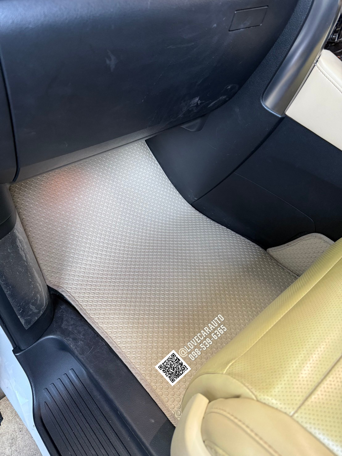 พรมปูพื้นรถตู้ toyota alphard กระดุมเล็กสีครีม