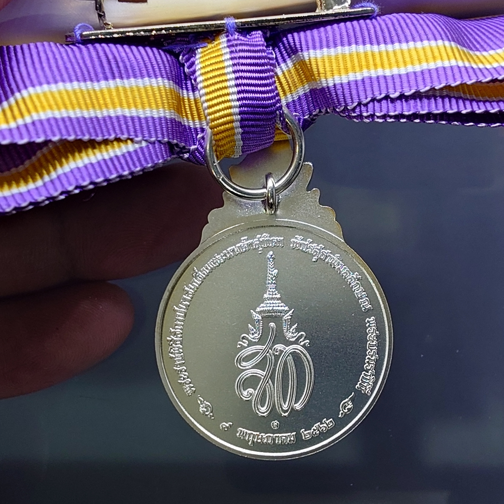 เหรียญที่ระลึกประดับแพรแถบ เฉลิมพระเกียรติพระราชพิธีสถาปนา สมเด็จพระนางเจ้าสุทิดา พระบรมราชินี พ.ศ.2562 "แบบหญิง"