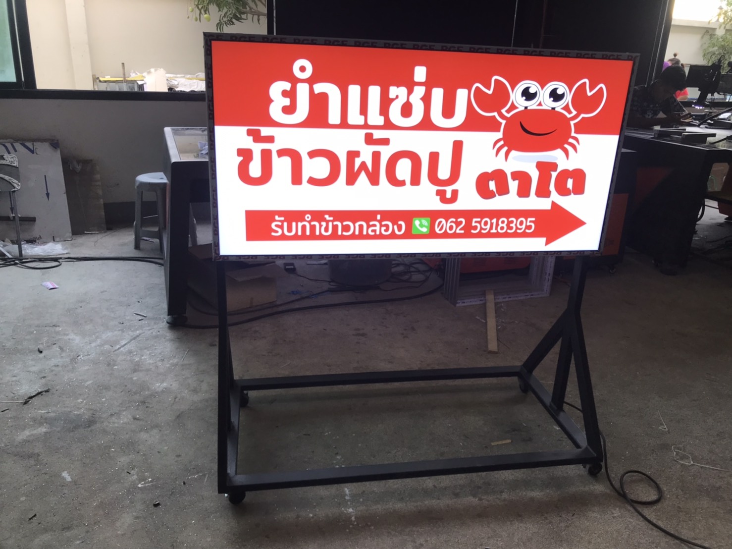 งานป้ายไฟล้อเลื่อนอลูมิเนียมใส่ไฟแอลอีดี งานป้ายร้านอาหาร ป้ายไฟล้อเลื่อนยำแซ่บ ข้าวผัดปูตาโต