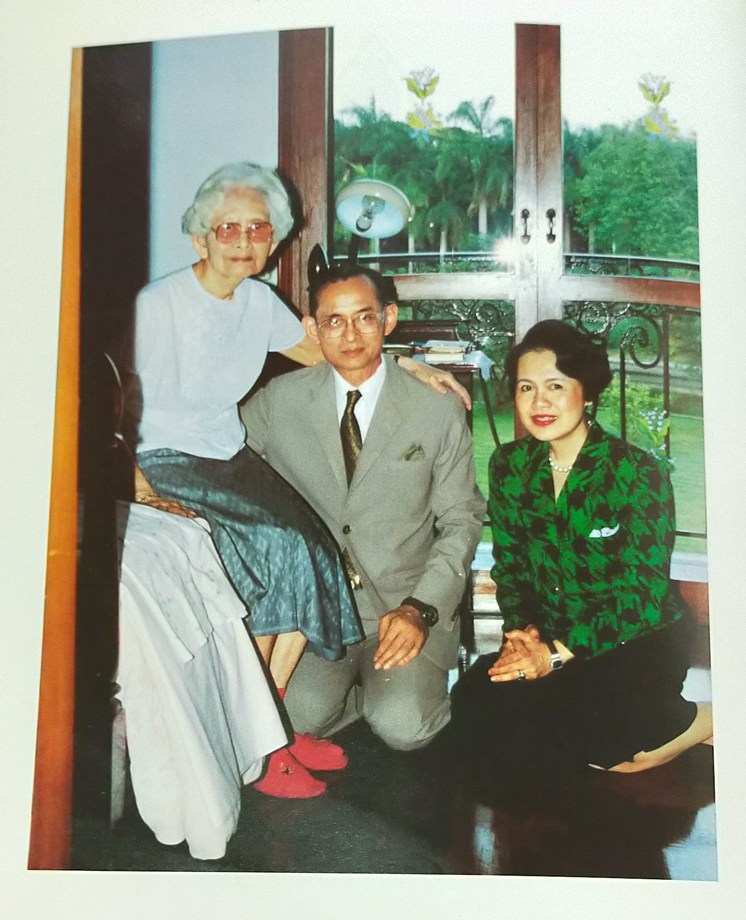 สมเด็จพระศรีนครินทราบรมราชชนนี (พิมพ์เนื่องในงานฉลอง ๑๐๐ ปี สมเด็จพระศรีนครินทราบรมราชชนนี พุทธศักราช ๒๕๔๓)