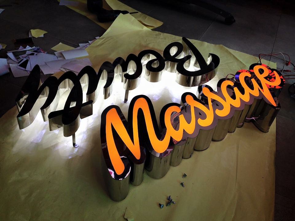 ป้ายไฟตัวอักษรสแตนเลสมีคิ้วไฟออกหน้าและออกหลัง งานMassage