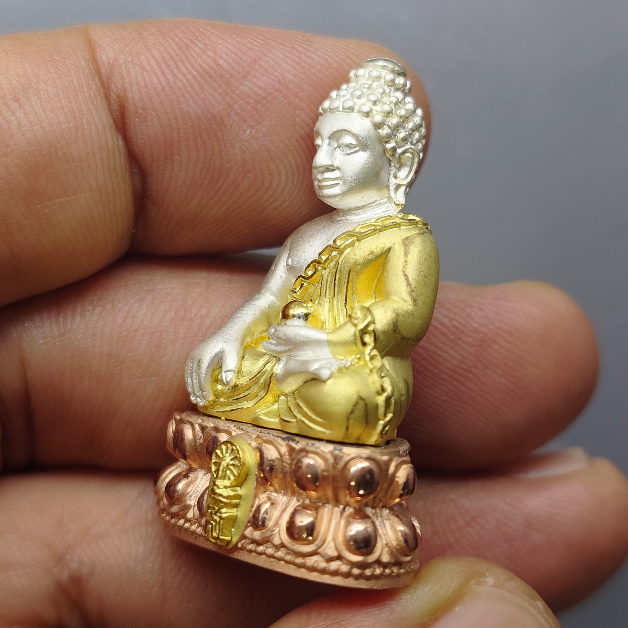 พระกริ่งสิริโภคา สธ. เนื้อเงินชุบสามกษัตริย์ รุ่นสร้างอุโบสถเฉลิมพระเกียรติ วัดบวรนิเวศวิหาร ปี2543 พร้อมกล่องเดิม