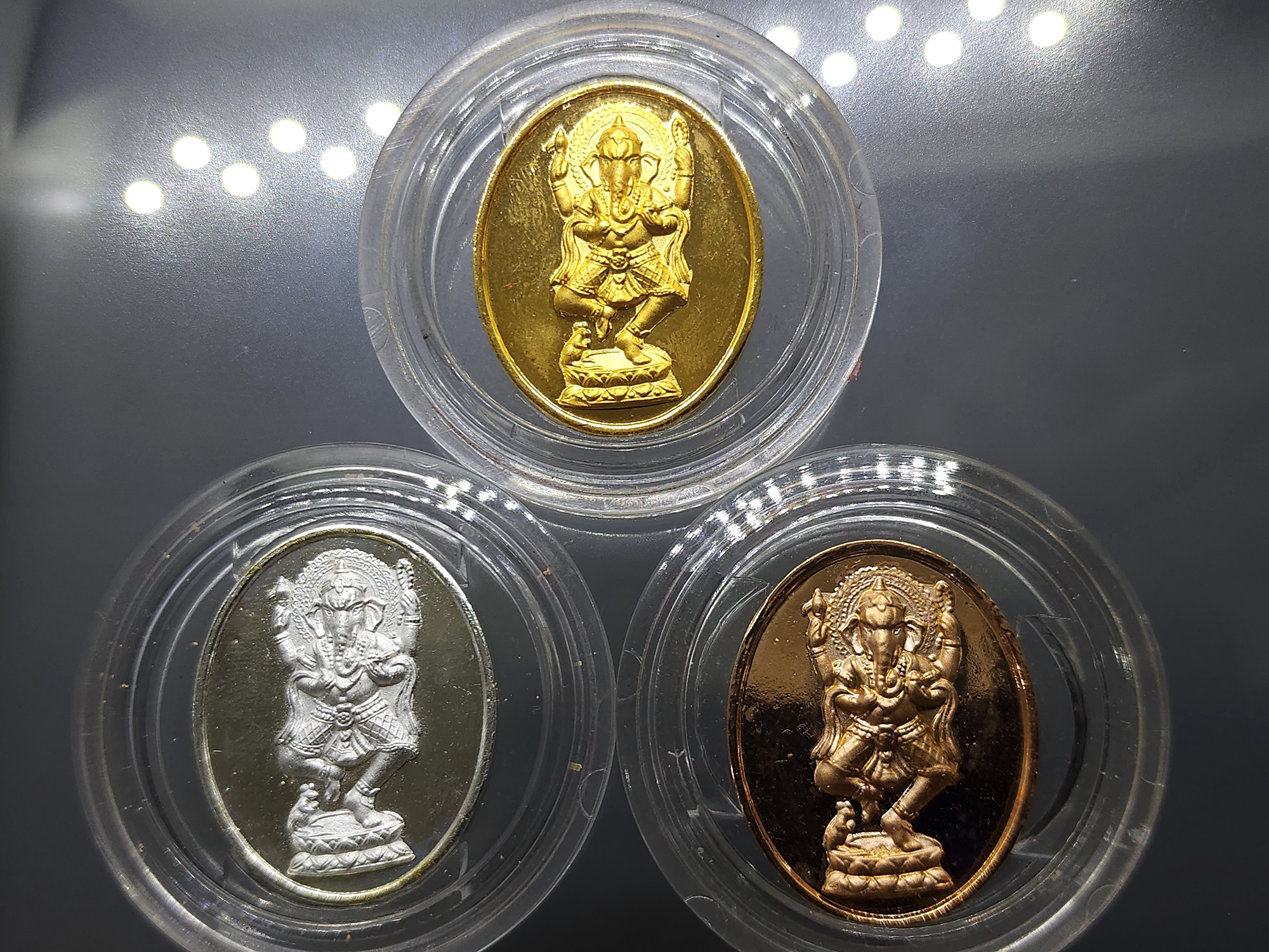 เหรียญพระพิฆเนศ หลังอัสตะวินายะกาทั้ง 8 รุ่นสร้างเทวสถาน 8 วัด สภากาชาดไทย พร้อมกล่องเดิม