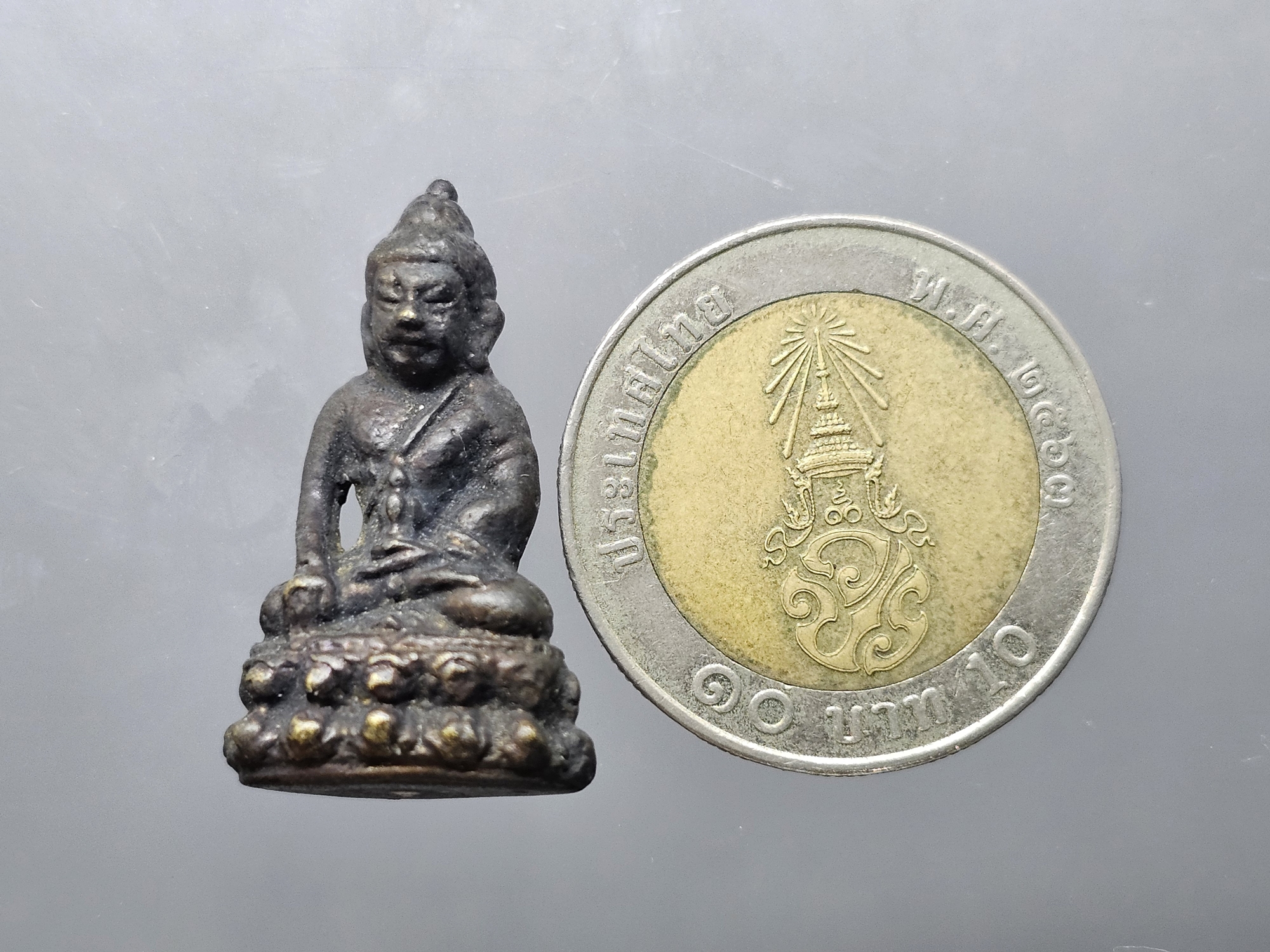 พระกริ่งเล็กวัดสุทัศน์ มูลนิธิอัฏฐมราชานุสรณ์ หลวงปู่โต๊ะร่วมปลุกเสก จัดสร้างโดย สมเด็จพุฒาจารย์ (เสงี่ยม) วัดสุทัศน์เทพวราราม เนื้อทองเหลืองรมดำ ปี2516 พร้อมกล่องเดิม