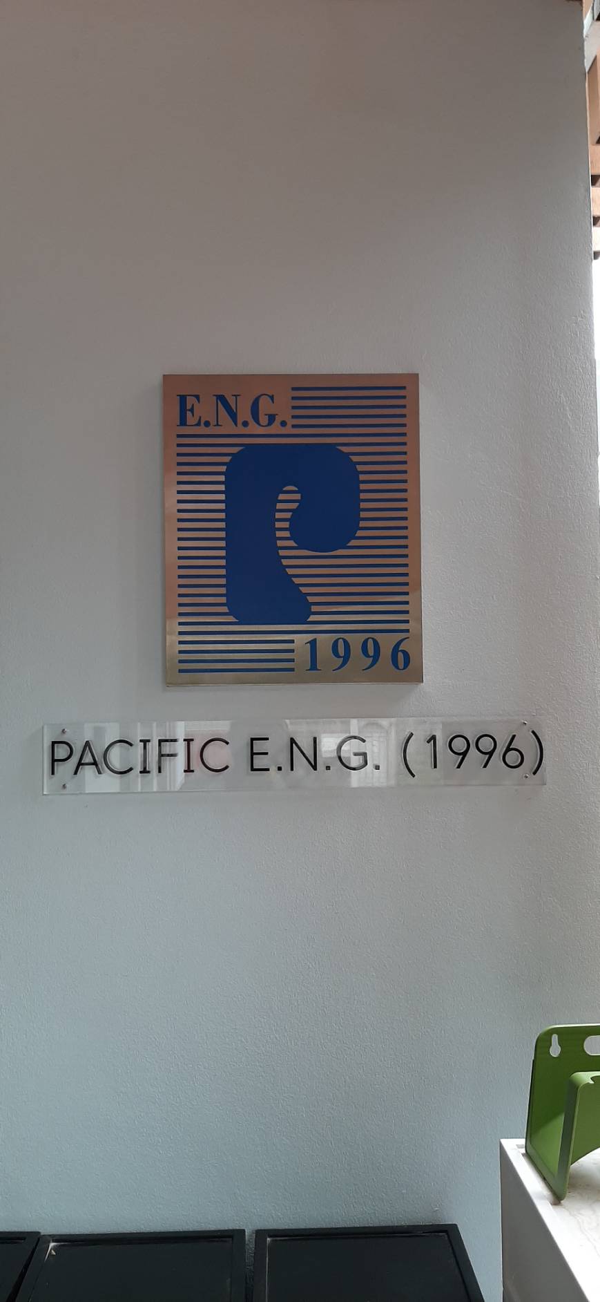 รับทำป้ายสแตนเลส รับทำป้ายโลโก้สแตนเลส ป้ายPACIFIC ENG 1996