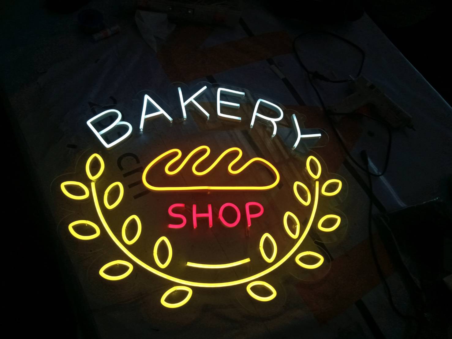 ป้ายไฟนีออนเฟล็คแอลอีดีบอลลูน งานBAKERY SHOP สีขาว