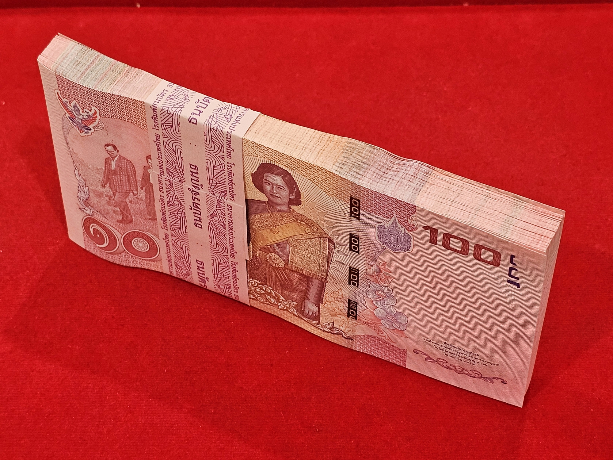 ธนบัตรยกแหนบ 100 ใบ เรียงเลข ธนบัตรที่ระลึก 100 บาท ฉลองพระชนมายุ 50 พรรษา สมเด็จพระเทพฯ ในรัชกาลที่9 พ.ศ.2558 ไม่ผ่านใช้