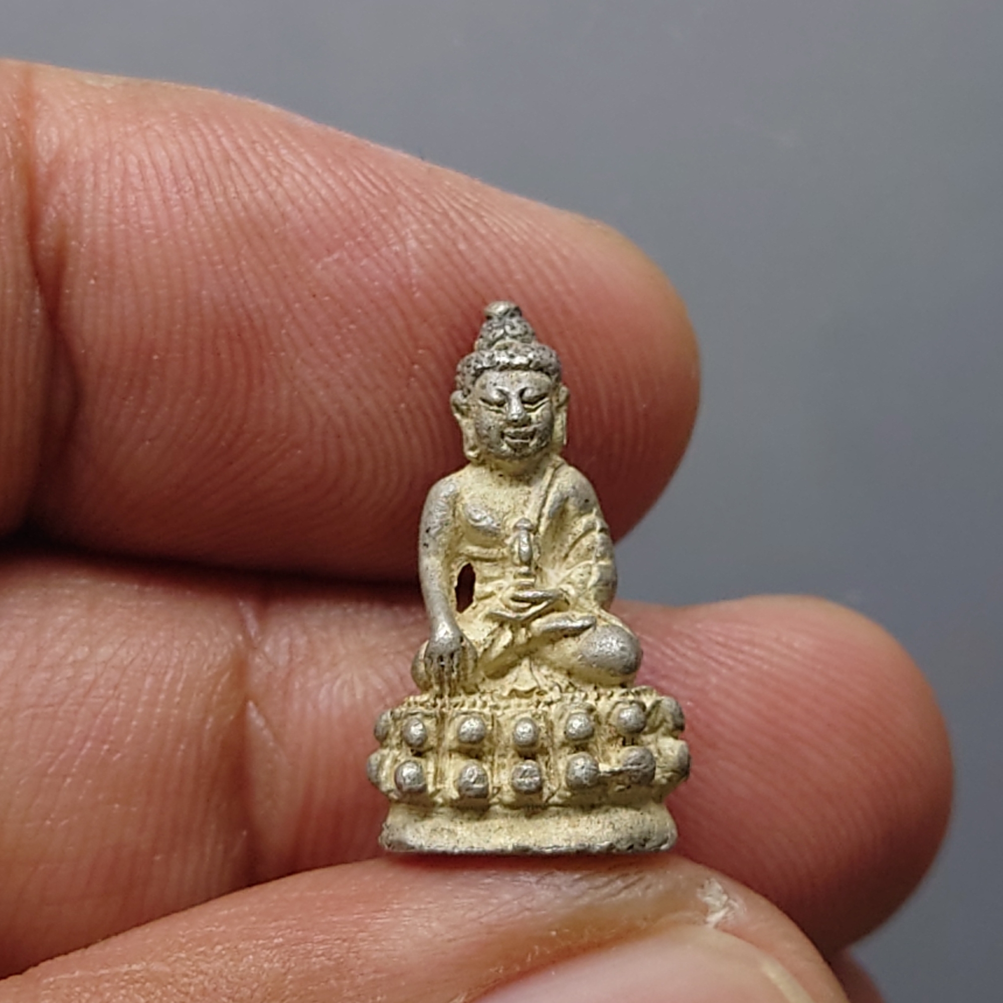 พระกริ่งชัยวัฒน์ วัฒนะ เนื้อเงิน รุ่นเจริญอายุ ๖ รอบ พระจุลคณิศร (เฉลิม ชยุตตโม) วัดราชบพิธสถิตมหาสีมาราม ปี2534 พร้อมกล่องเดิม