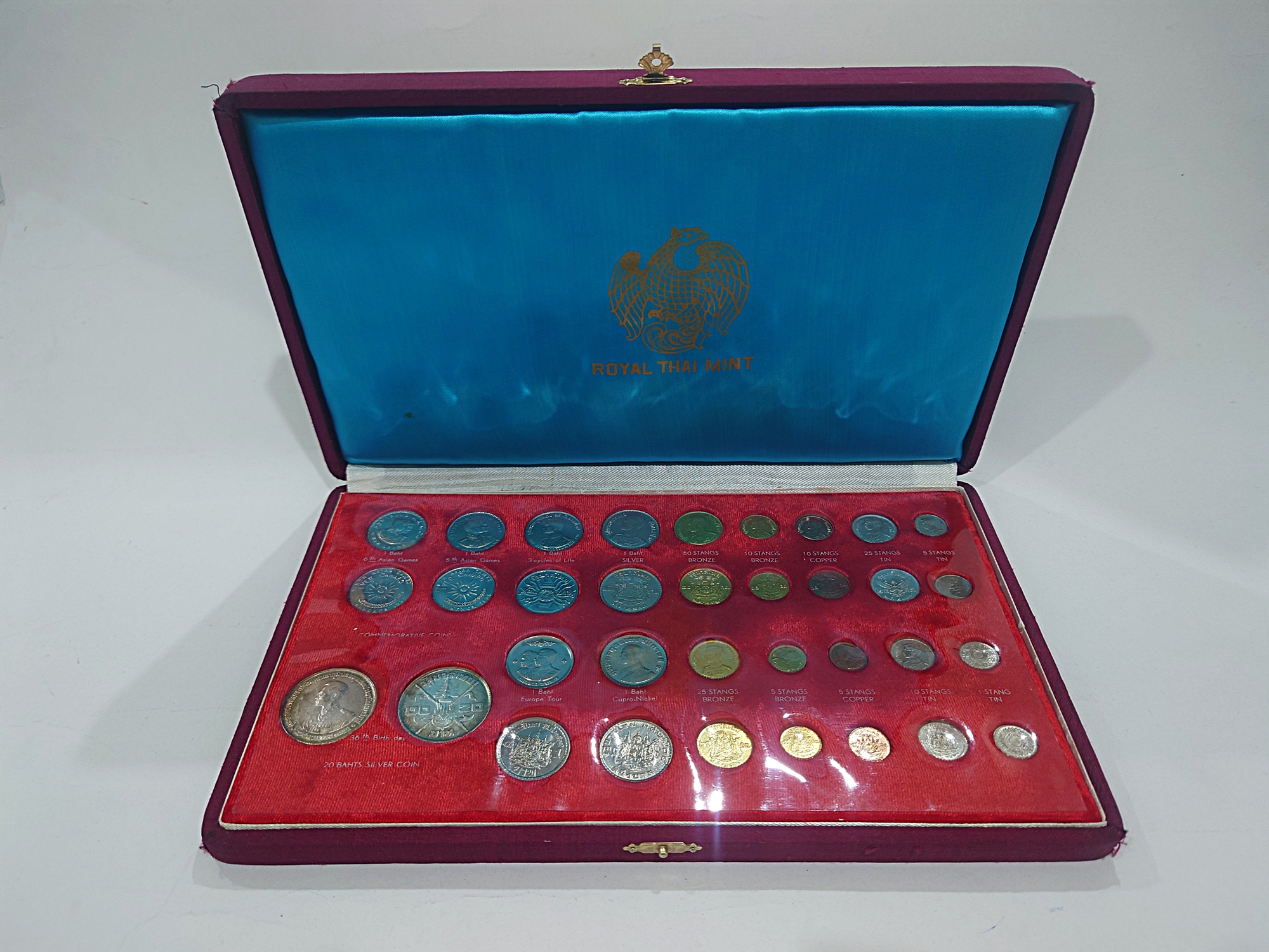 ชุดเหรียญกษาปณ์ 34 เหรียญ Royal Thai mint (มี 5 สตางค์ ดีบุก 2 เหรียญ ปี2500 หายาก) พร้อมกล่องผ้าไหม เดิมๆ จากกรมธนารักษ์