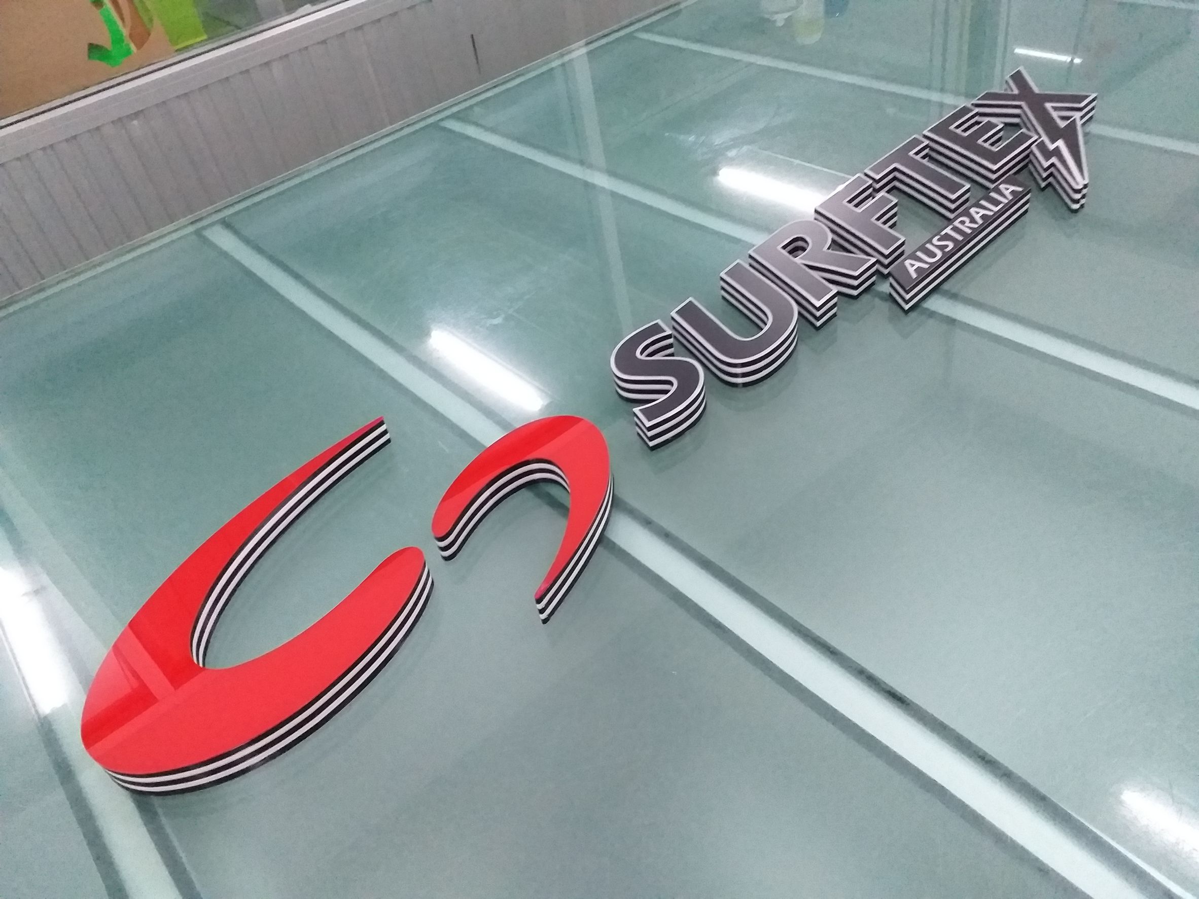 ป้ายตัวอักษรแอลอีดี ขอบปริ้นท์ออกมาจากเครื่อง3D หน้าอะคริลิค งานSURFTEX AUSTRALIA