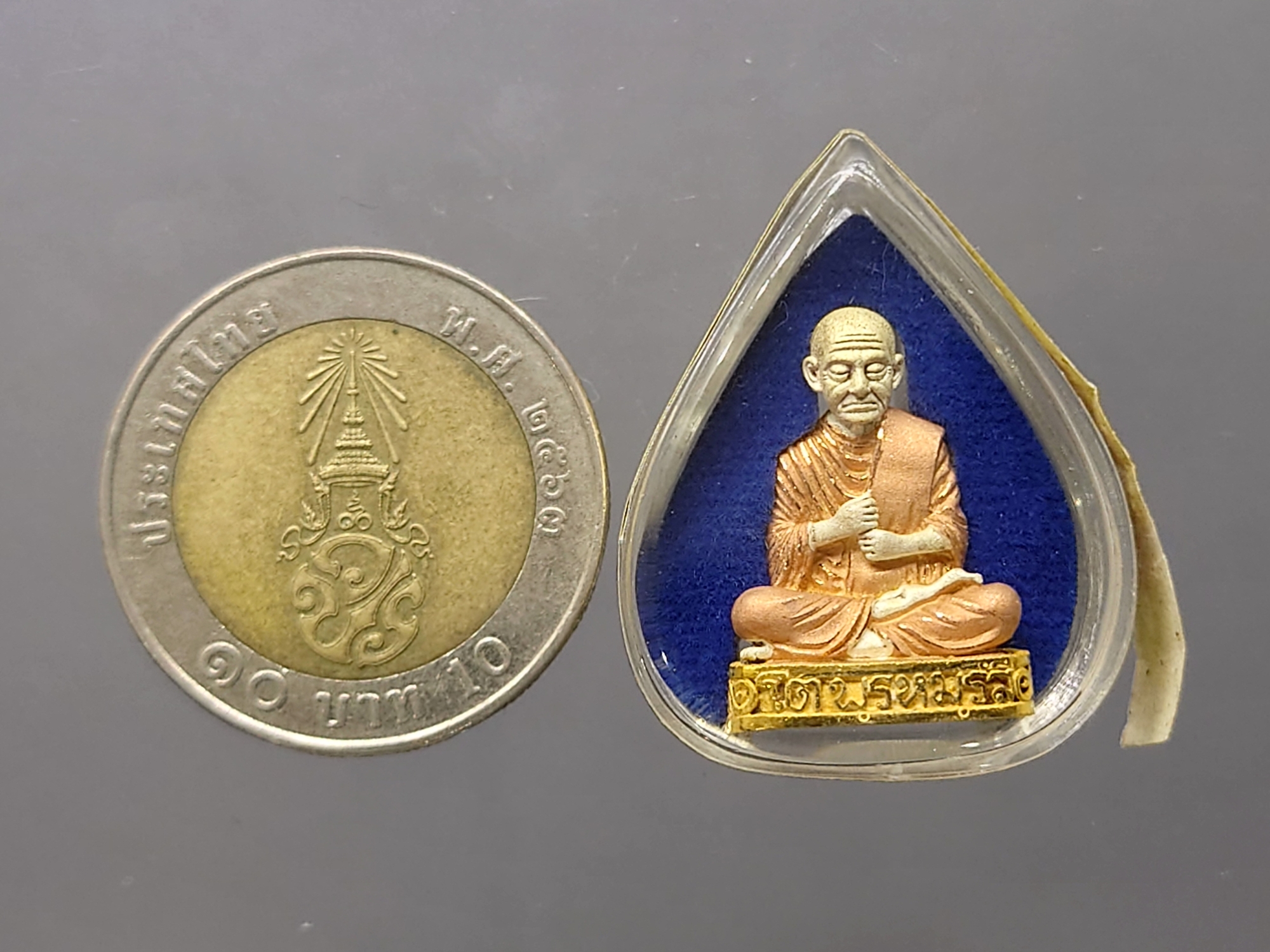 สมเด็จพระพุฒาจารย์ (โต พรหมรังสี) รูปเหมือนลอยองค์ เนื้อเงินสามกษัตริย์ "ใต้ร่มโพธิ์ทอง" สมเด็จพระบรมโอรสาธิราชฯ ทรงเป็นประธานในพิธีพุทธาภิเษก วัดระฆังโฆสิตาราม 2549 พร้อมตลับเดิม