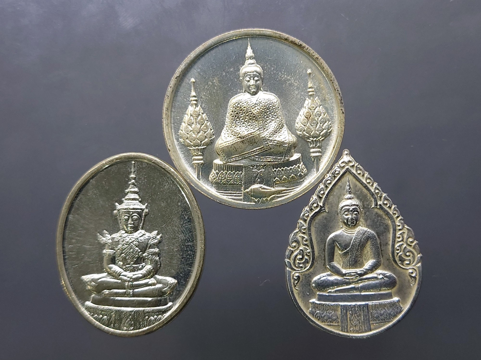 เหรียญพระแก้วมรกต ภปร รุ่นสอง ชุด 3 ฤดู เนื้อเงิน ฉลองกรุงรัตนโกสินทร์ 200 ปี พ.ศ.2525 พร้อมกล่องเดี่ยว สวยงาม