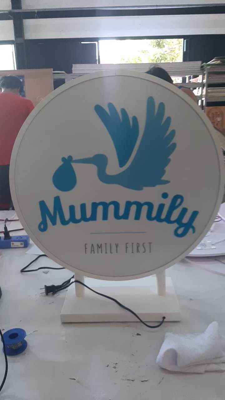 ป้ายตู้ไฟวงกลม ป้ายกล่องไฟวงกลม ป้ายหน้าร้าน Mummily FAMILY FIRST