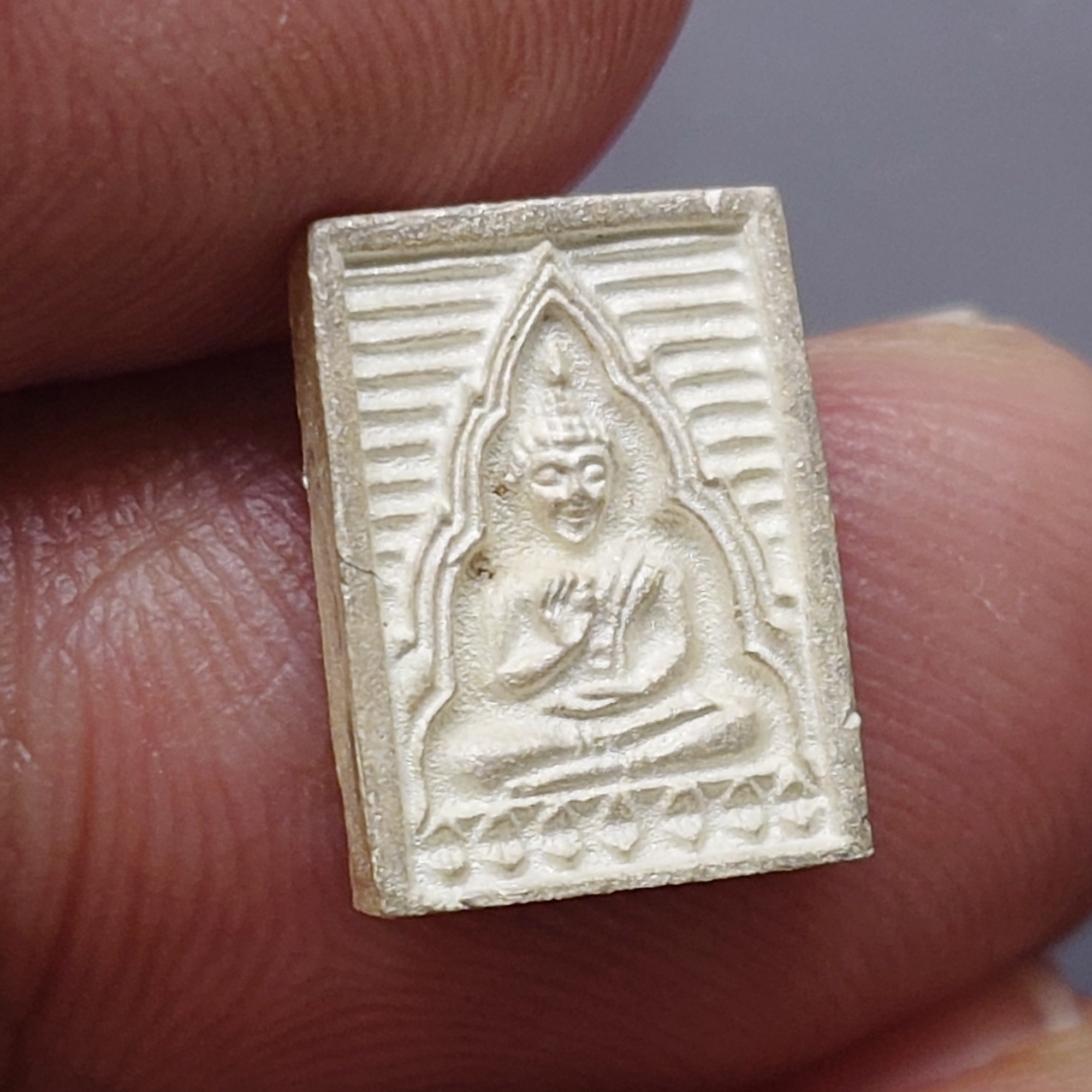 พระของขวัญ วัดปากน้ำ รุ่นซื้อที่ดินถวาย ปี2534 เนื้อเงิน พิมพ์มหาปฐพี พร้อมกล่องเดิม