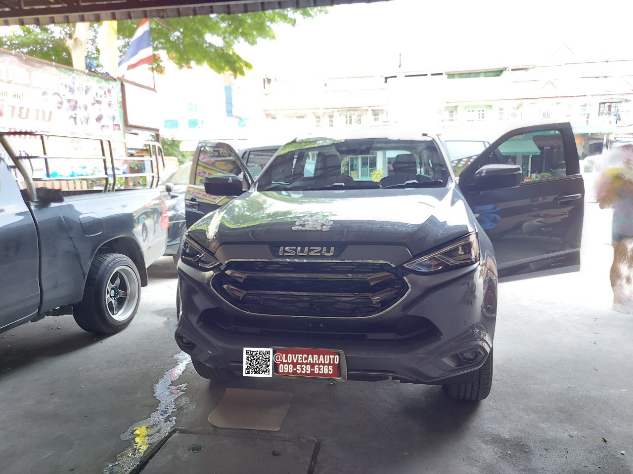 พรมปูพื้นรถยนต์6D Isuzu Mu-X 2023 vvip สีดำด้ายทอง