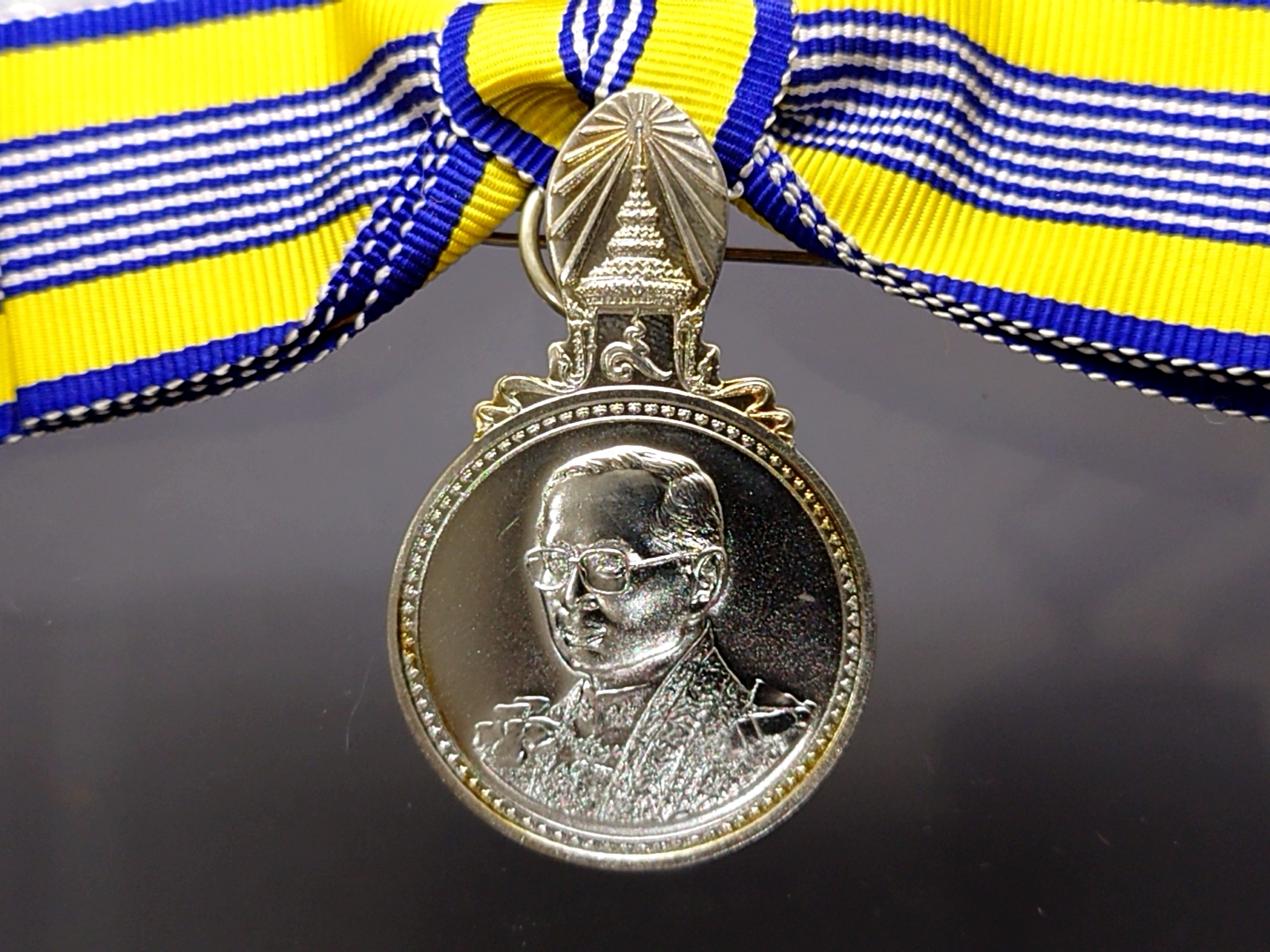 เหรียญประดับแพรแถบ รัชกาลที่ 9 ที่ระลึกพระราชพิธีมหามงคลเฉลิมพระชนมพรรษา 7 รอบ เนื้อเงิน ปี2554 (แบบสตรี)