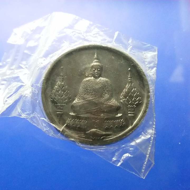 เหรียญพระแก้วมรกต ภปร รุ่นสอง ทรงเครื่องฤดูหนาว เนื้อทองแดงรมดำ ฉลองกรุงรัตนโกสินทร์ 200 ปี พ.ศ.2525