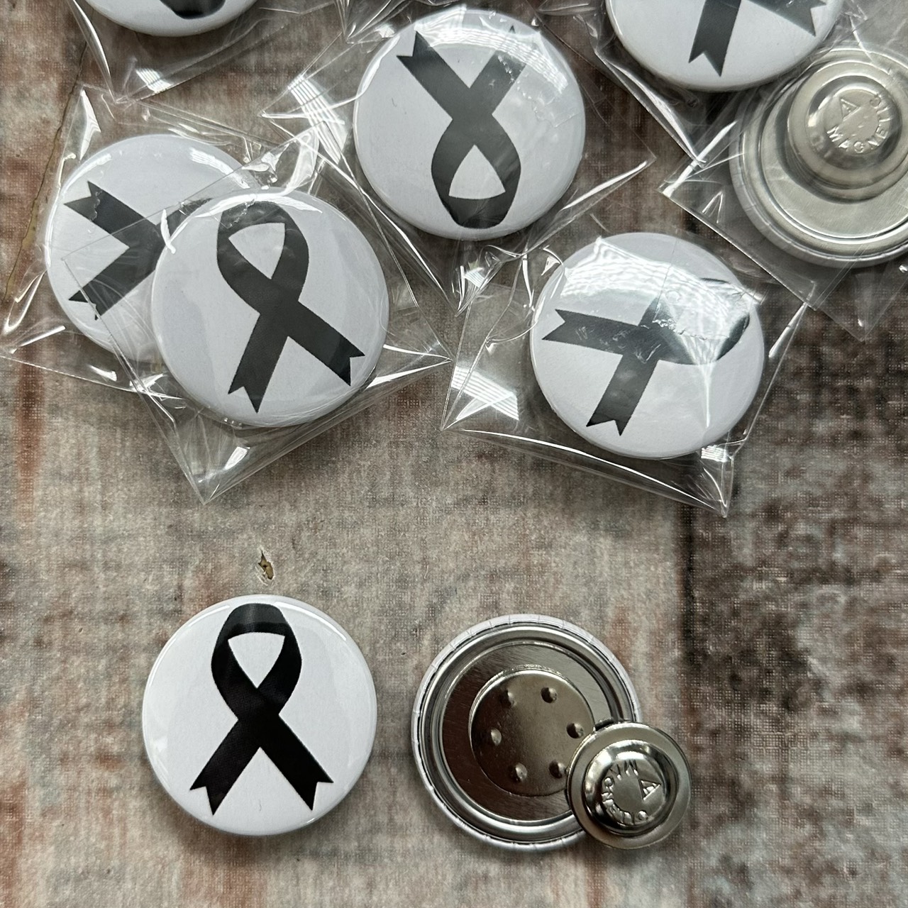 เข็มกลัดไว้อาลัย แบบติดแม่เหล็ก