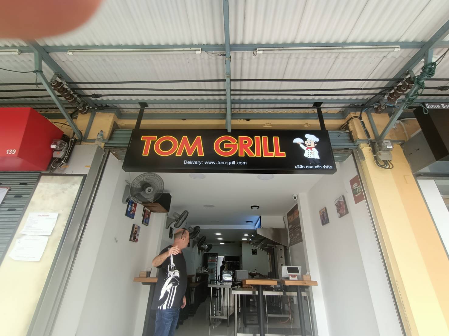 ป้ายกล่องไฟขายื่นติดเพดาน งานTOM GRILL
