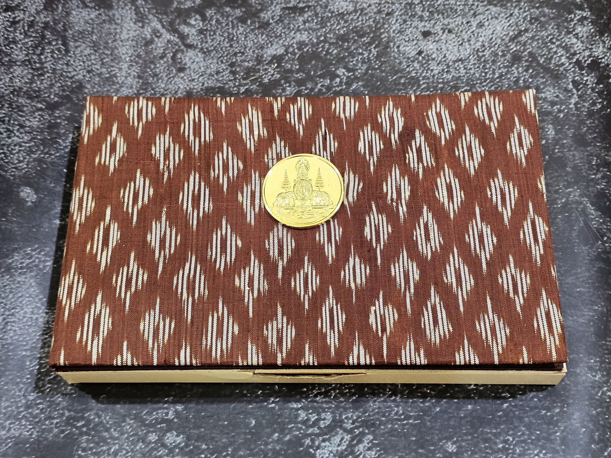 ธนบัตรที่ระลึก 500 บาทแบบพิเศษ พระบาทสมเด็จพระเจ้าอยู่หัวรัชกาลที่ 9 ฉลองสิริราชสมบัติครบ 50 ปี พร้อมปกผ้าไหม หนังสือและกล่อง (ไม่มีซองขาวและหนังสือ)