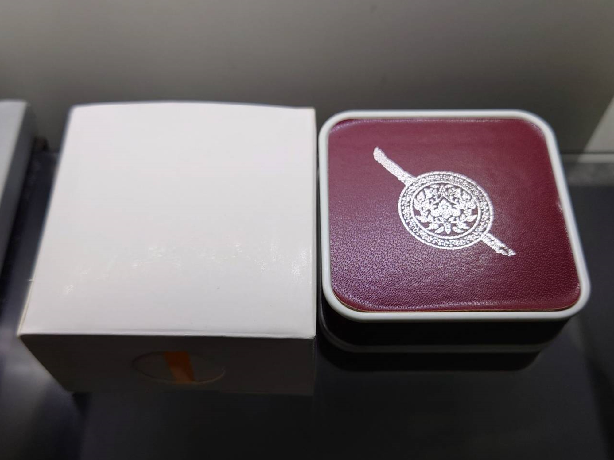 พระพุทธชินราช กรมตำรวจรุ่นแรก รุ่น “ประวัติศาสตร์” เหรียญรูปไข่ฉลุลายไทย พิมพ์เล็ก เนื้อเงินชุบสามกษัตริย์ ขัดเงา ปี2562 พร่อมกล่องเดิม