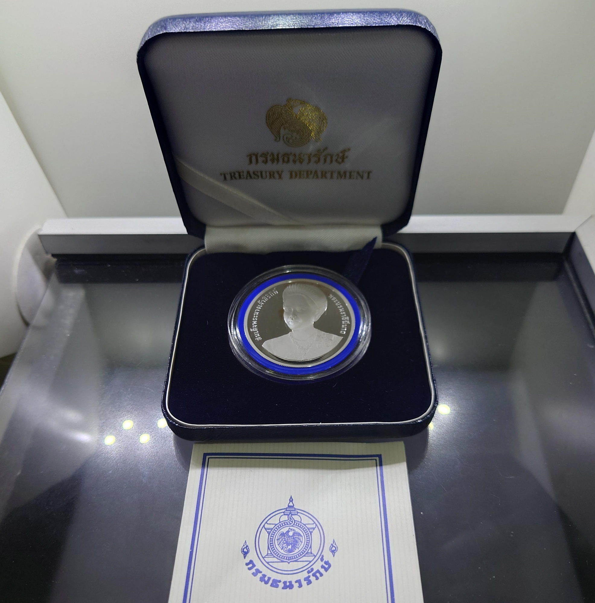 เหรียญเงินขัดเงา 600 บาท ที่ระลึกเฉลิมพระชนมพรรษา 6 รอบ ราชินี พ.ศ.2547 พร้อมกล่องหนัง ใบเซอร์