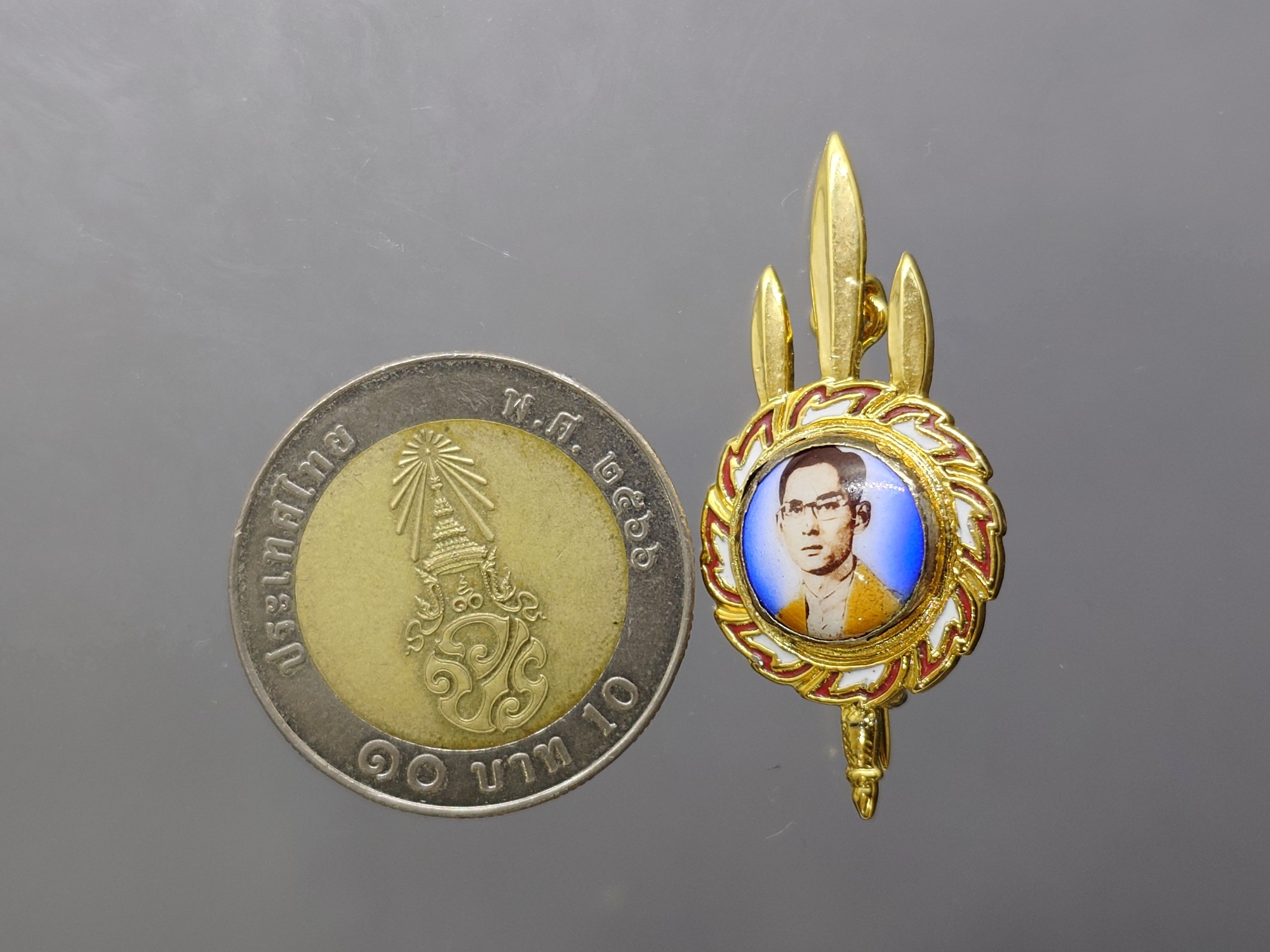 เข็มกลัดตรีเพชร หลังลายเซ็น " ภูมิพลอดุลยเดช" ในหลวง ร.9 ออก วัดบวรนิเวศวิหาร ปี 2530 พล้อมตลับเดิม